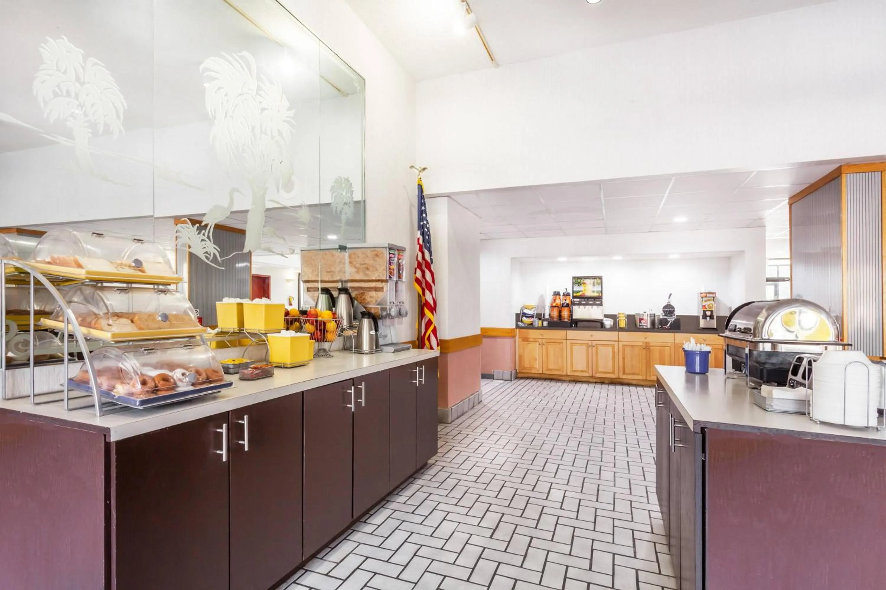 Breakfast, Restaurant/Places to Eat in Days Inn & Suites by Wyndham SE Columbia Ft Jackson