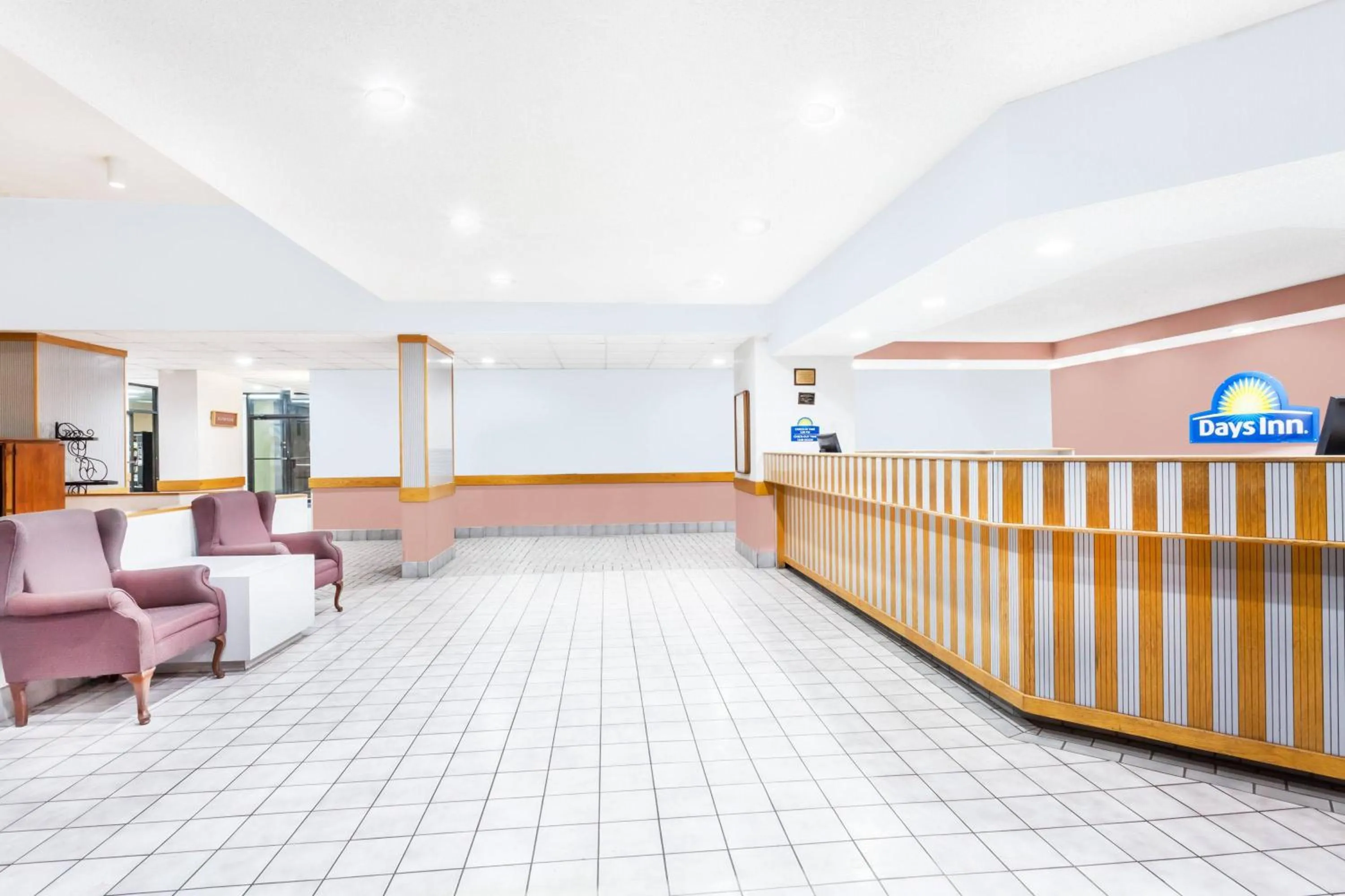 Days Inn & Suites by Wyndham SE Columbia Ft Jackson