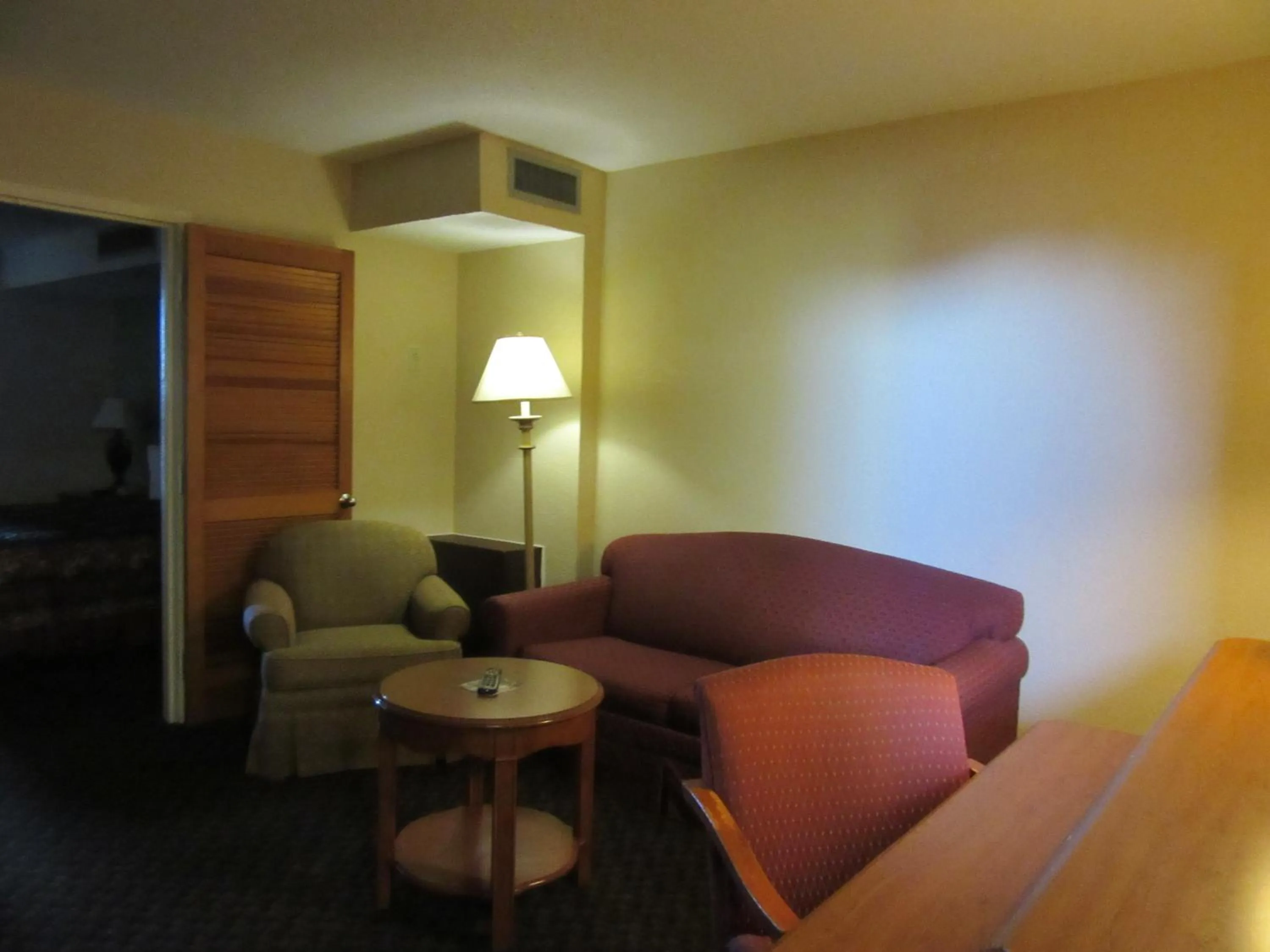 Seating Area in Days Inn & Suites by Wyndham SE Columbia Ft Jackson