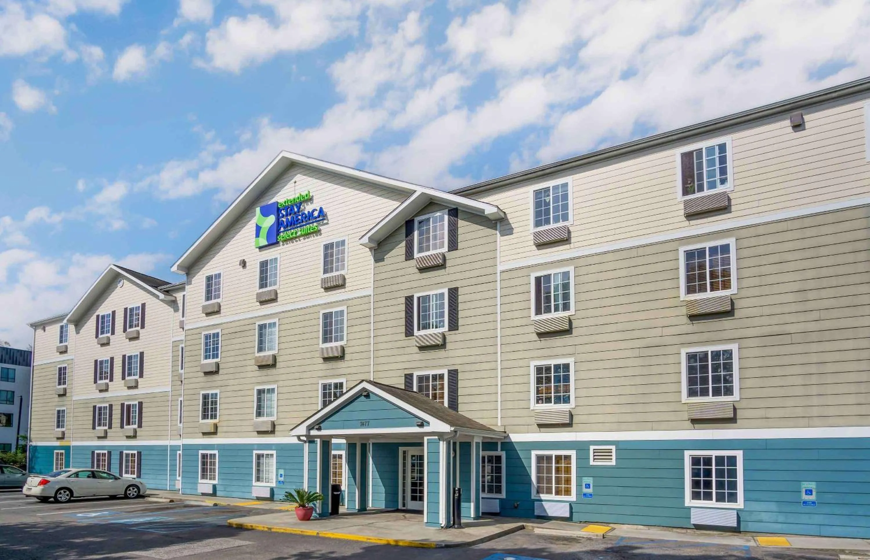 Property building in Extended Stay America Select Suites - Charleston - Ashley Phosphate Rd