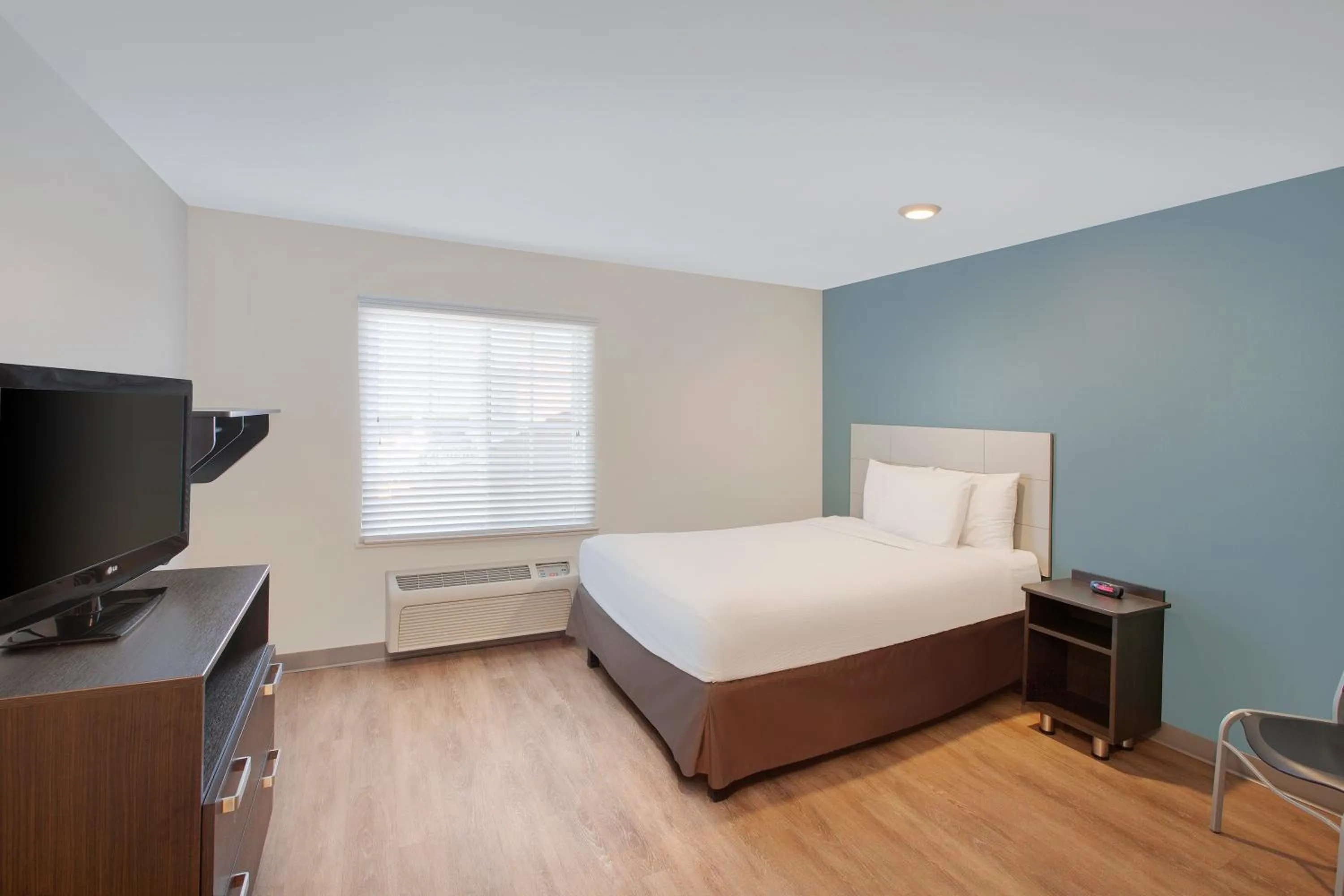 Bed in Extended Stay America Select Suites - Phoenix - North