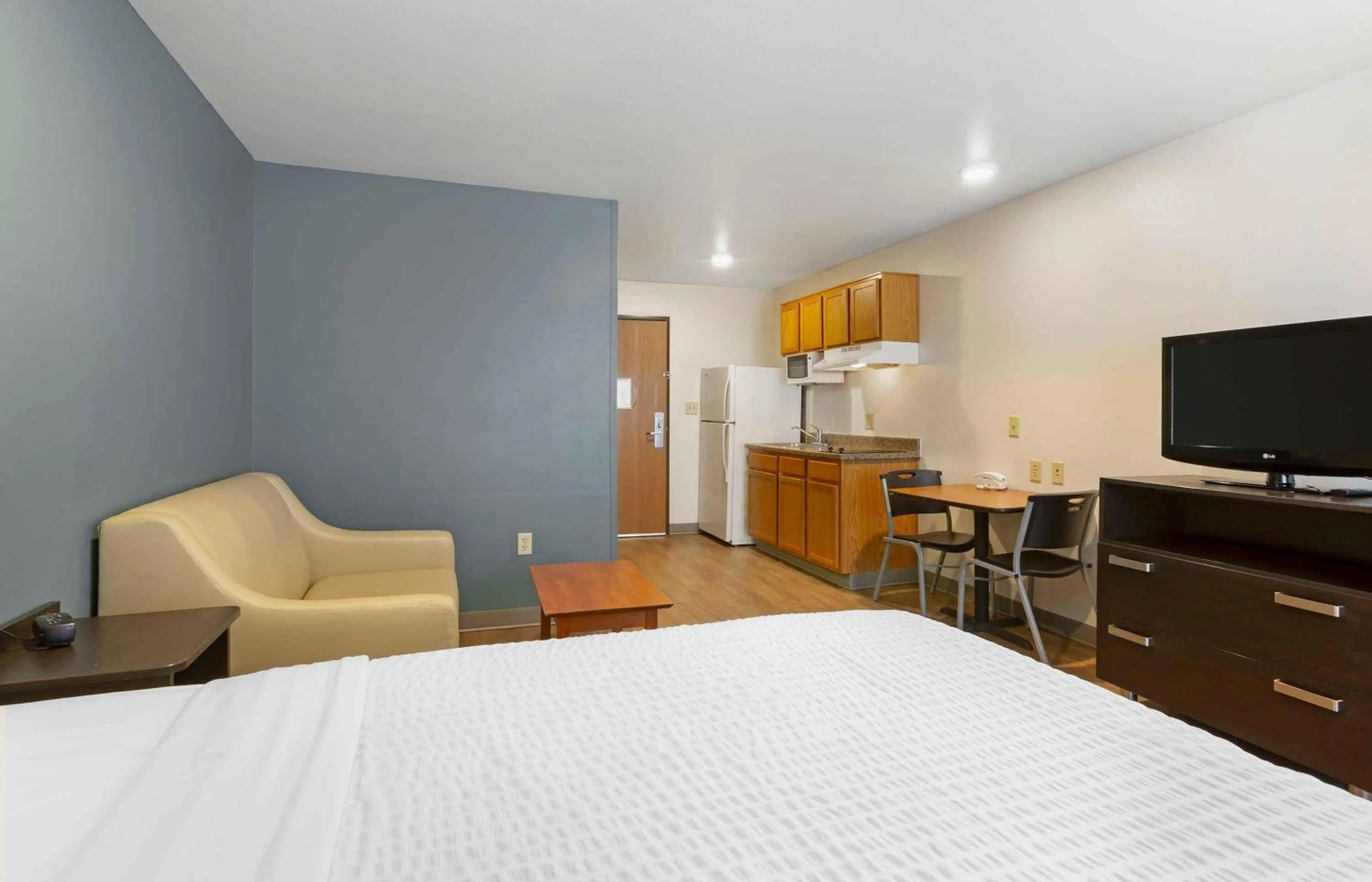 Bedroom, Bed in Extended Stay America Select Suites - Phoenix - North
