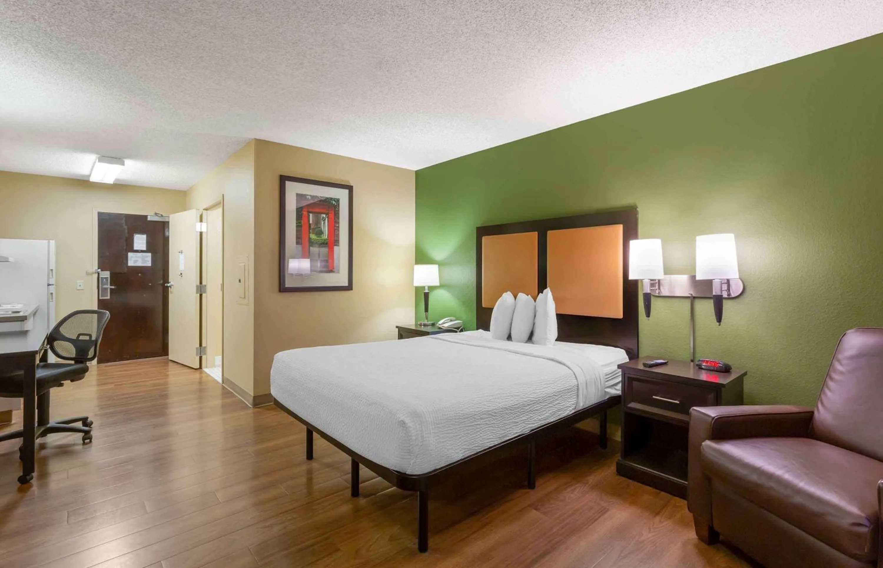 Bedroom, Bed in Extended Stay America Select Suites - Salt Lake City - Sandy