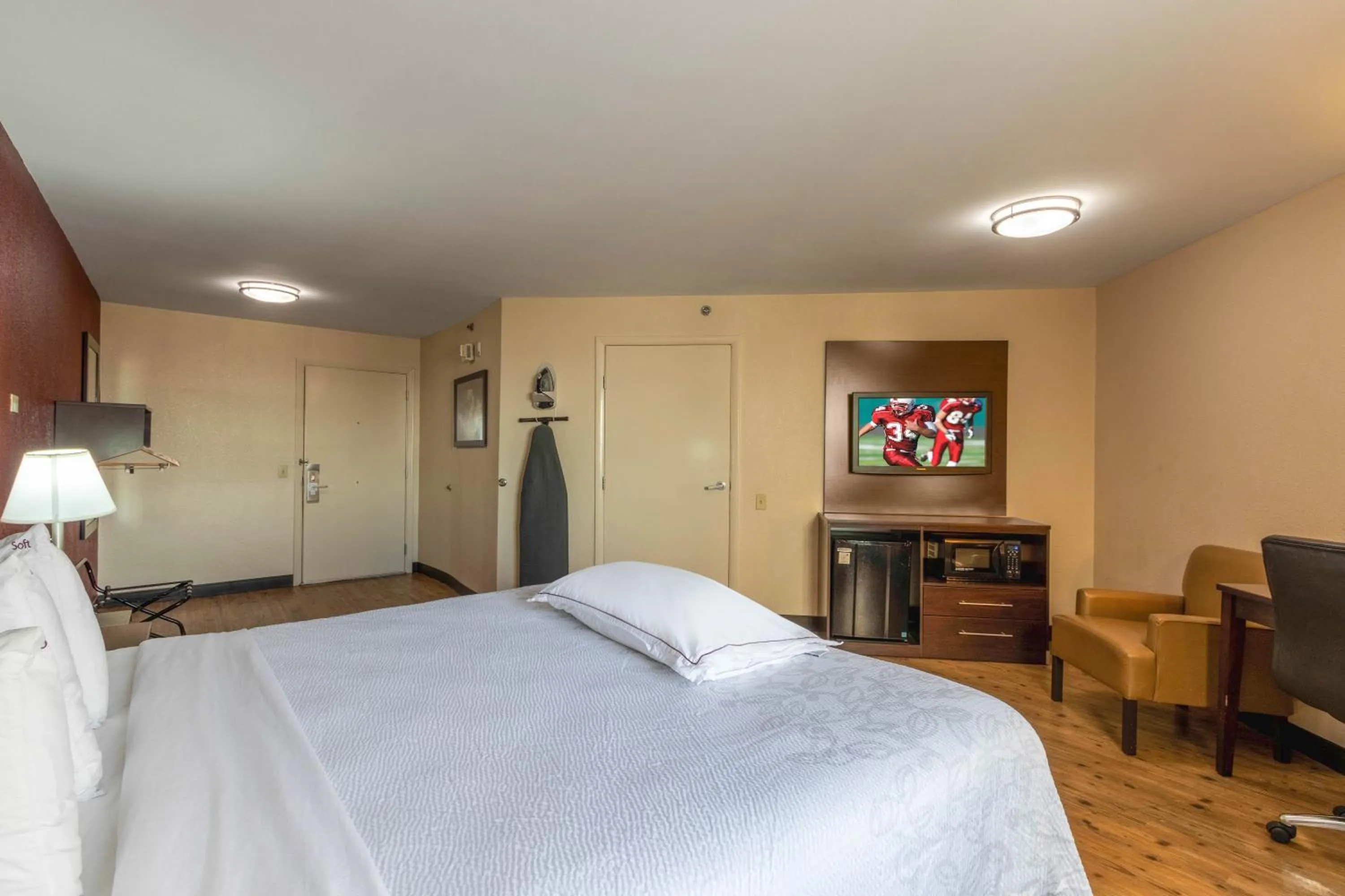 Photo of the whole room, Bed in Red Roof Inn PLUS+ El Paso East