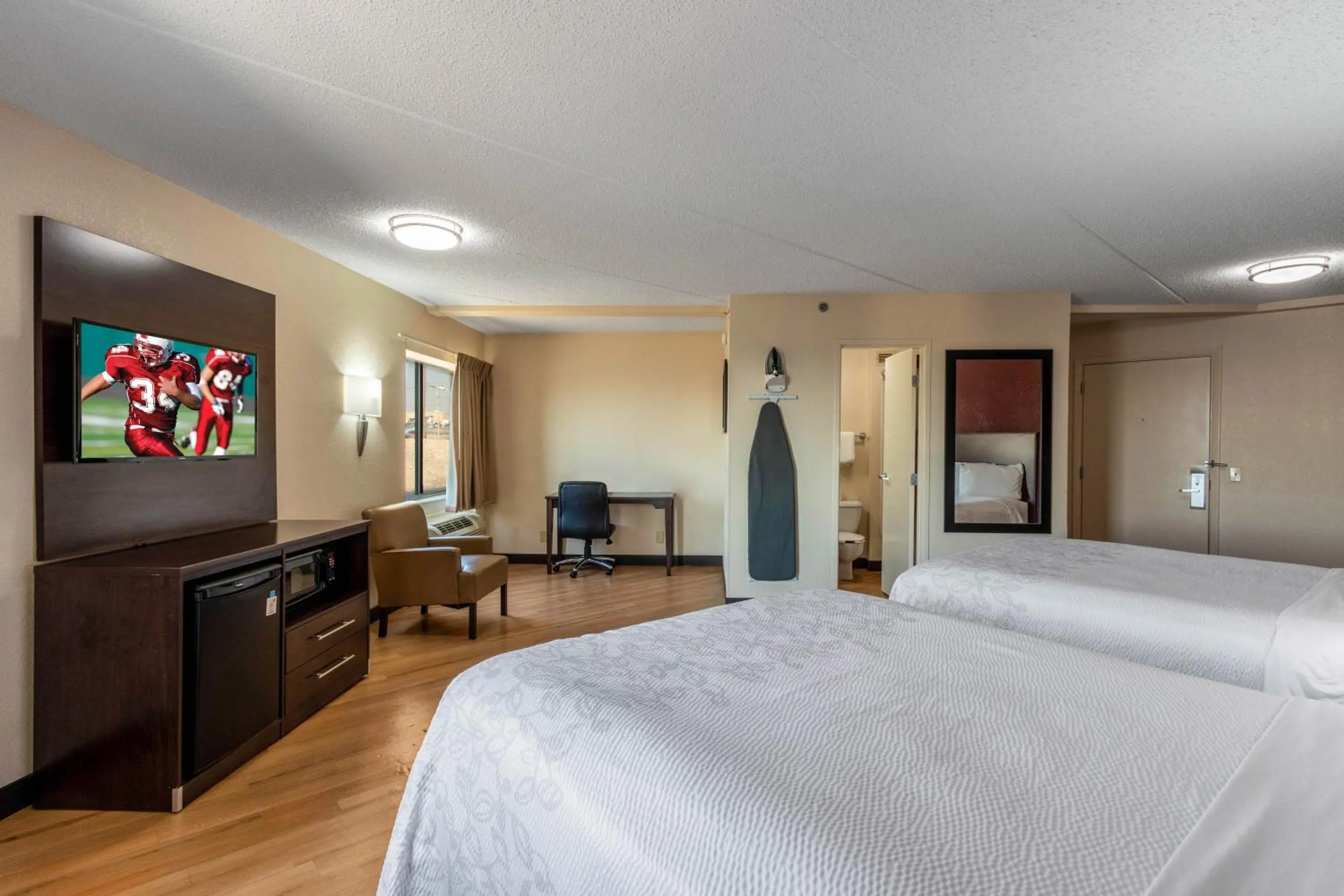 Photo of the whole room, Bed in Red Roof Inn PLUS+ El Paso East