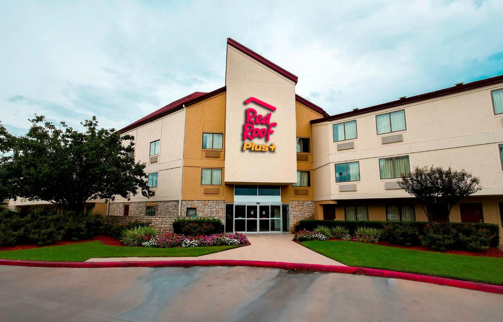 Property building in Red Roof Inn PLUS+ Houston - Energy Corridor