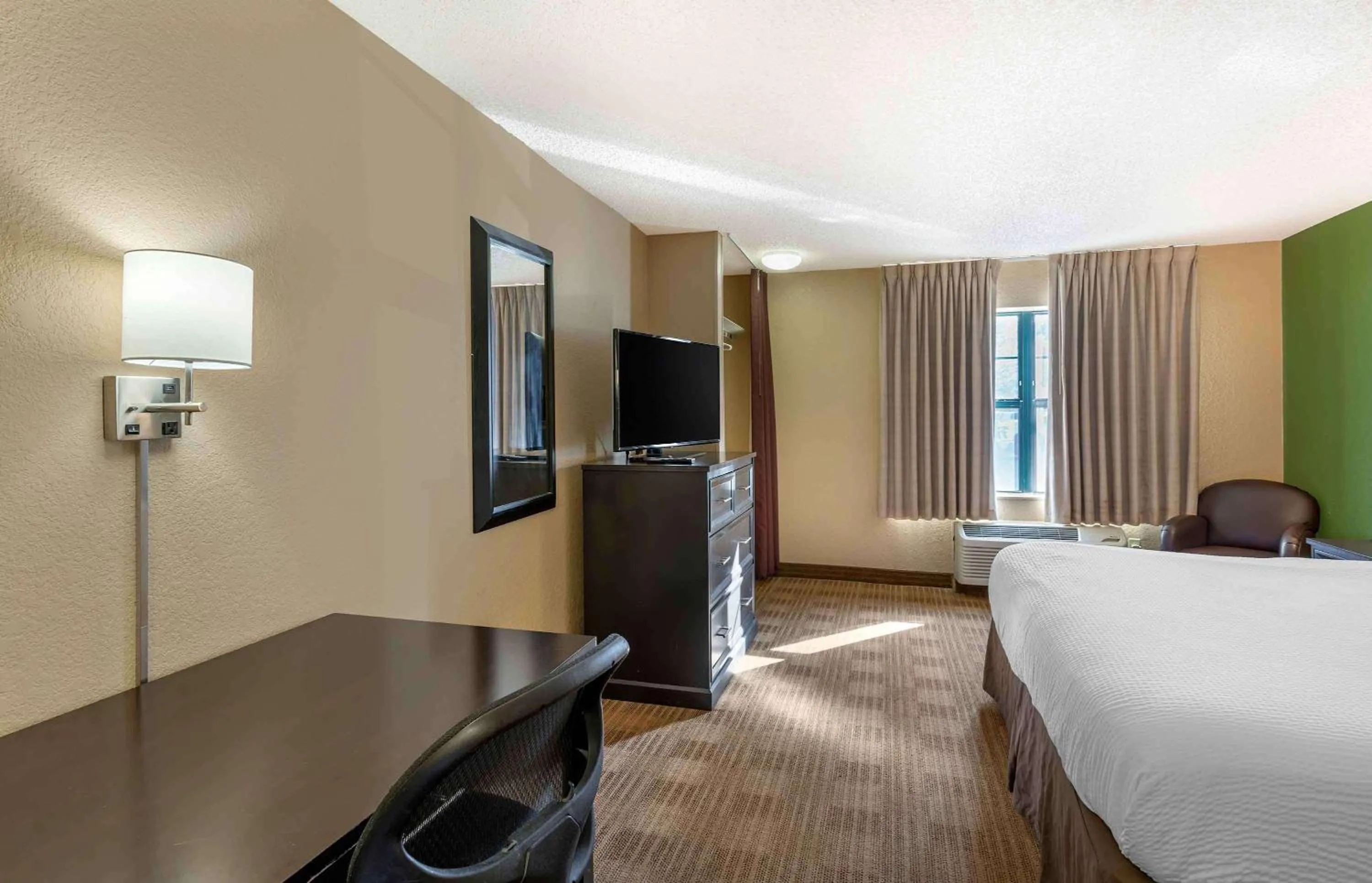 Bedroom, Bed in Extended Stay America Suites - Portland - Beaverton Hillsboro - Eider Ct