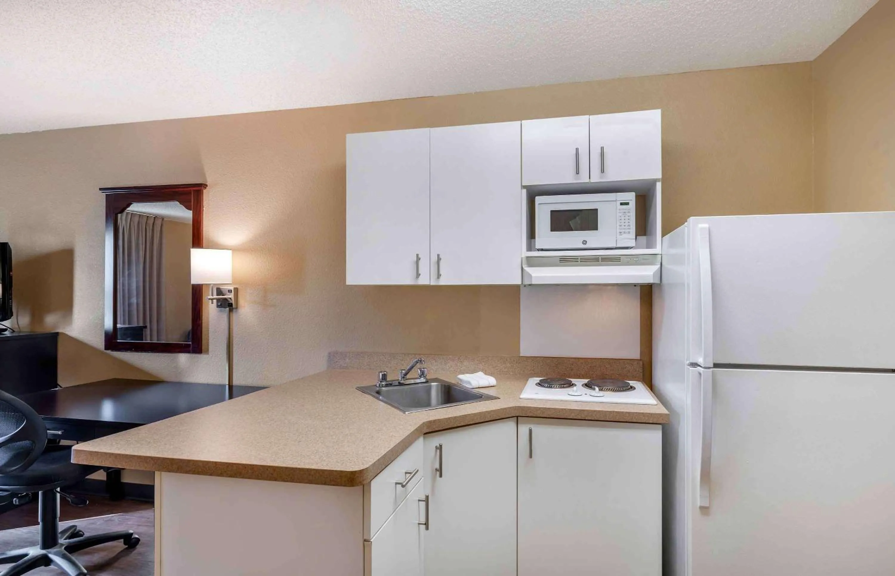 Kitchen or kitchenette in Extended Stay America Suites - Portland - Beaverton Hillsboro - Eider Ct