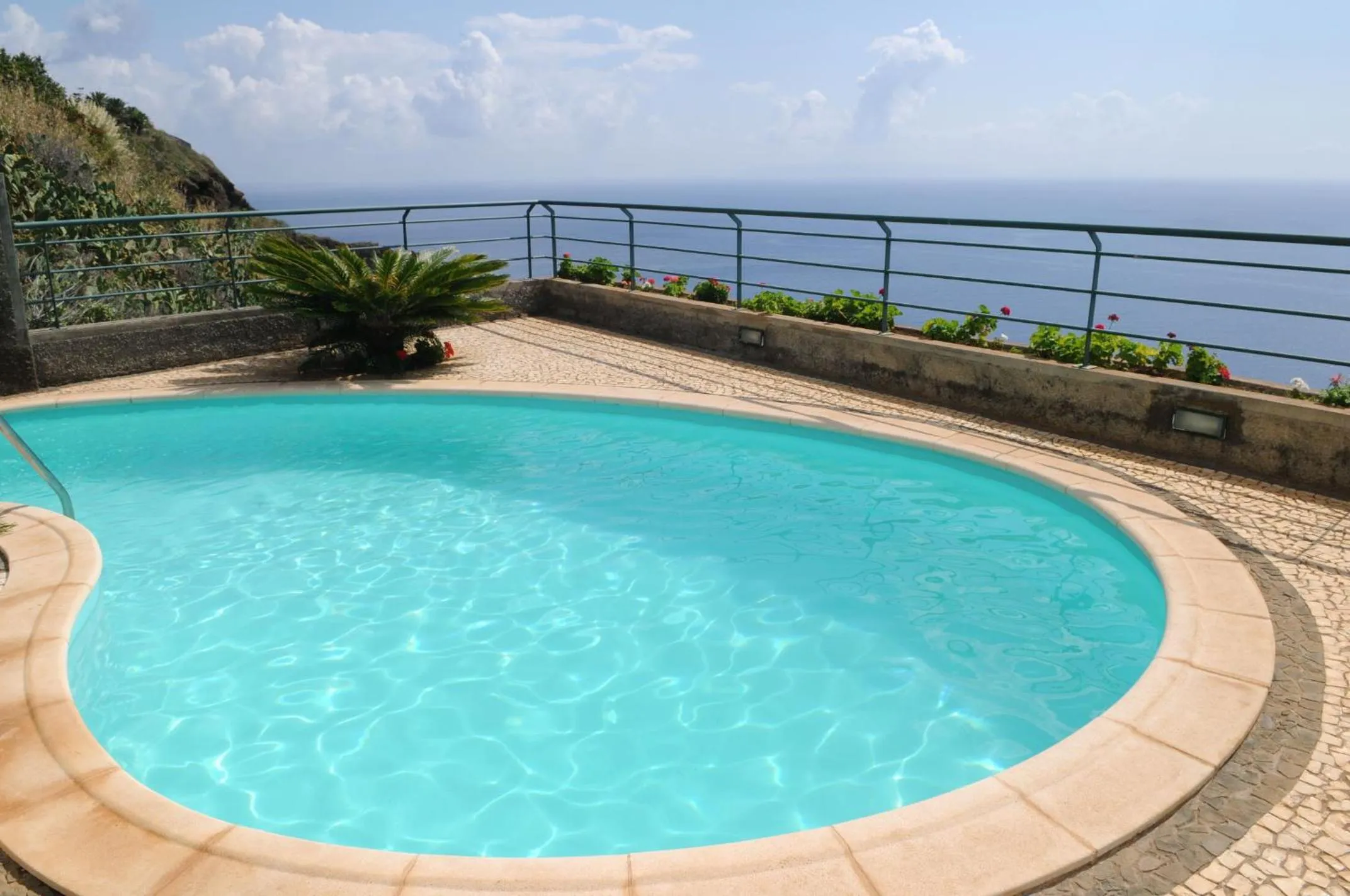 Swimming pool in An uninterrupted 180 overlooking the Atlantic Ocean