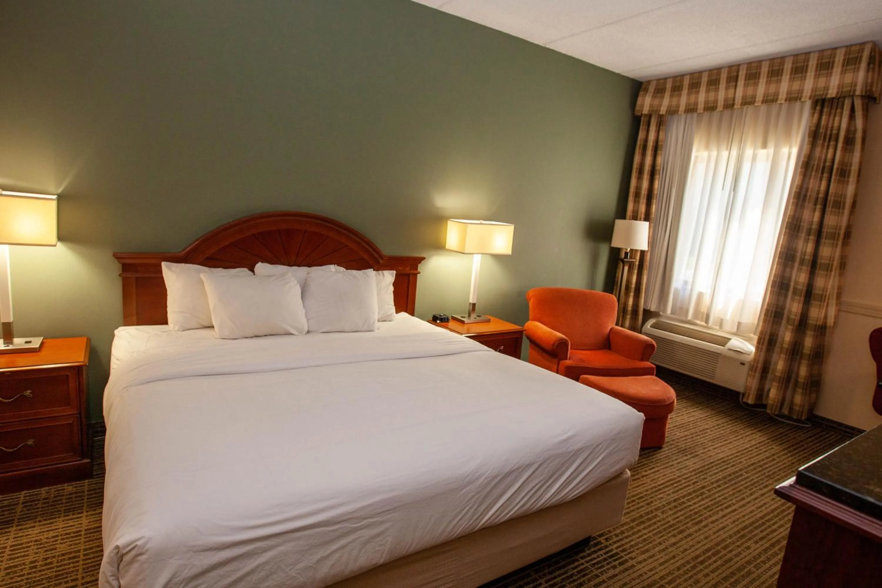 Bed in Baymont by Wyndham Knoxville/Cedar Bluff