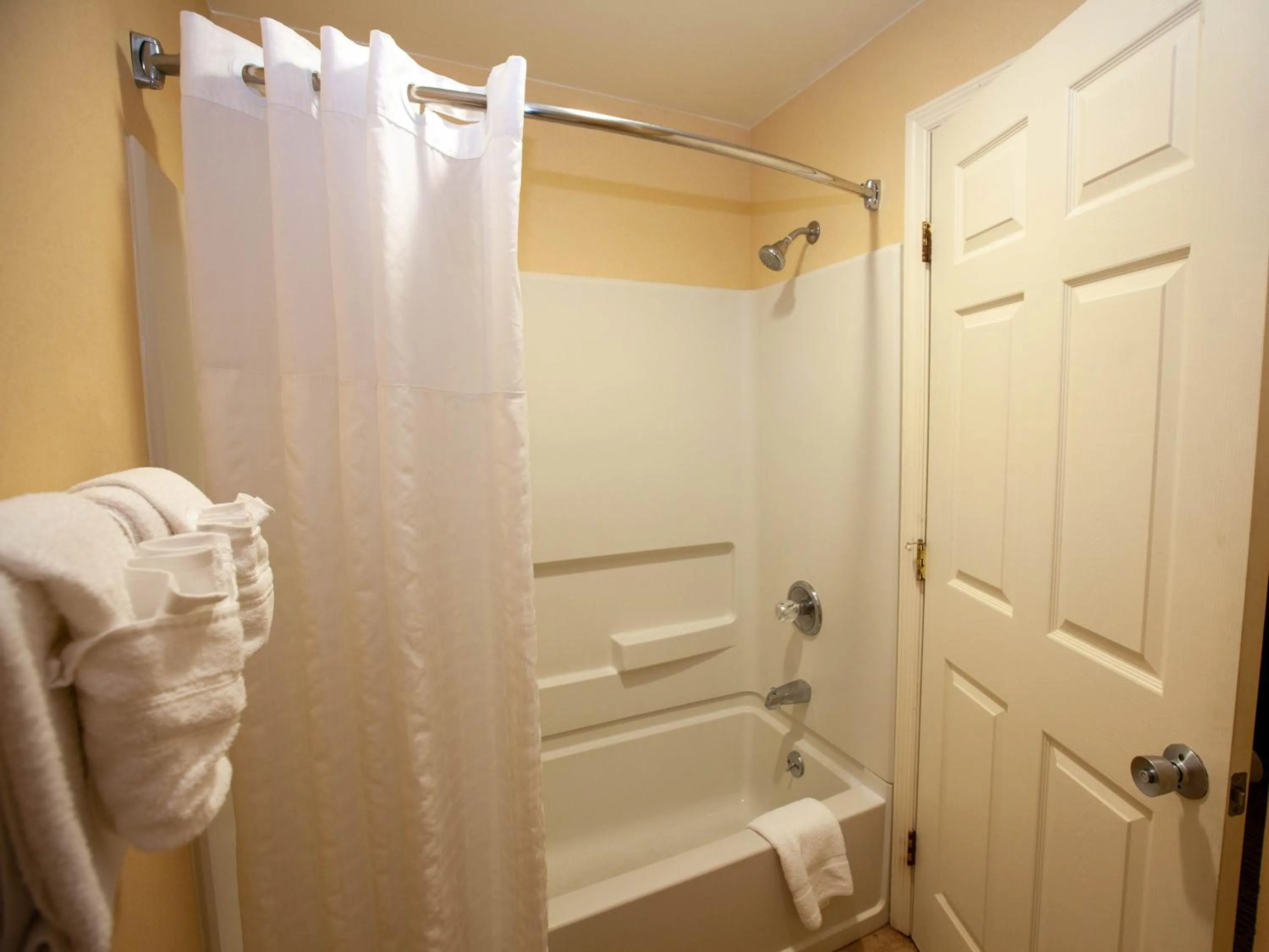 Bath in Baymont by Wyndham Knoxville/Cedar Bluff