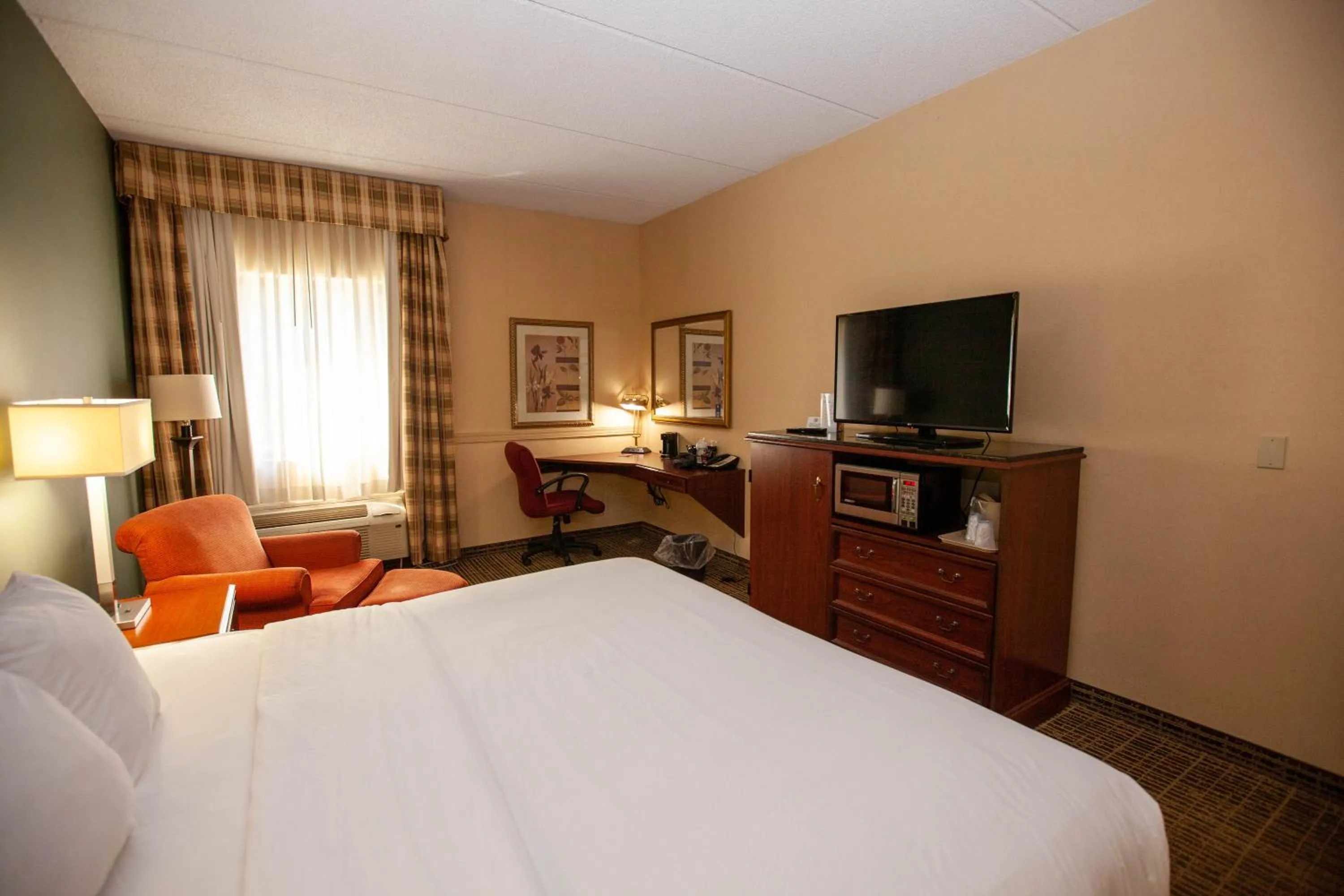 Bedroom, Bed in Baymont by Wyndham Knoxville/Cedar Bluff