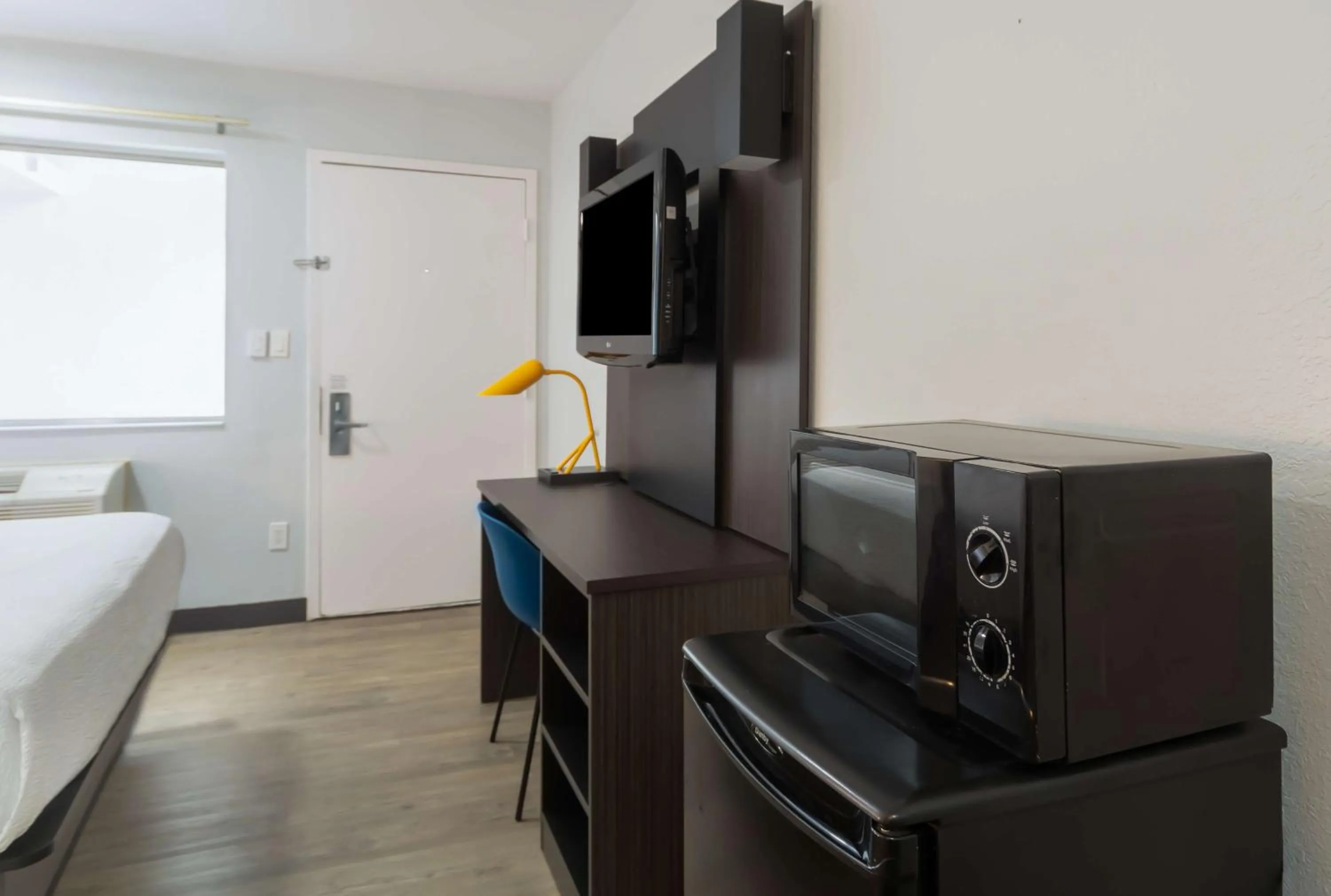 Bedroom, Bed in Motel 6-Del Rio, TX