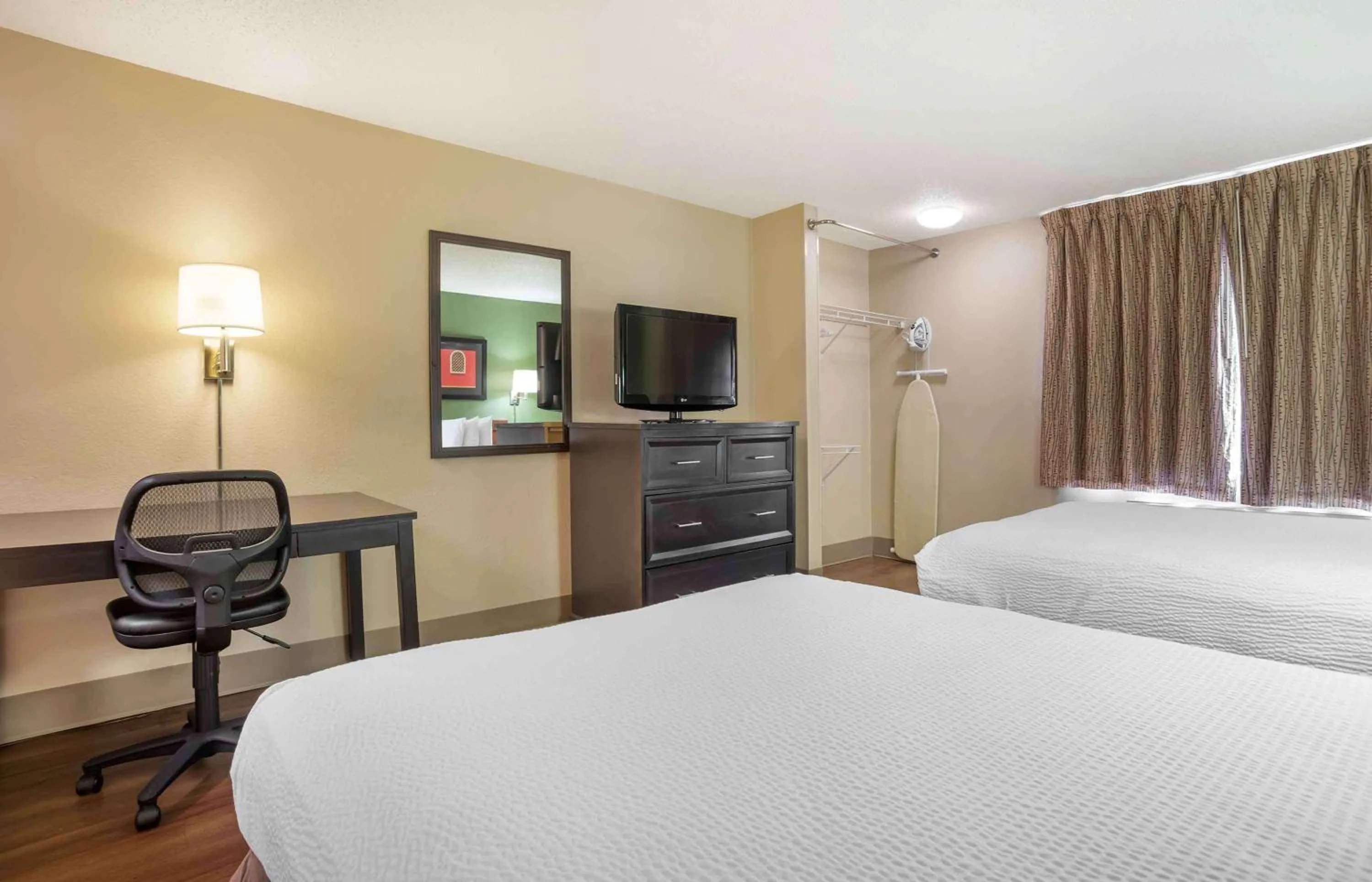 Bedroom, Bed in Extended Stay America Select Suites - New Orleans - Airport