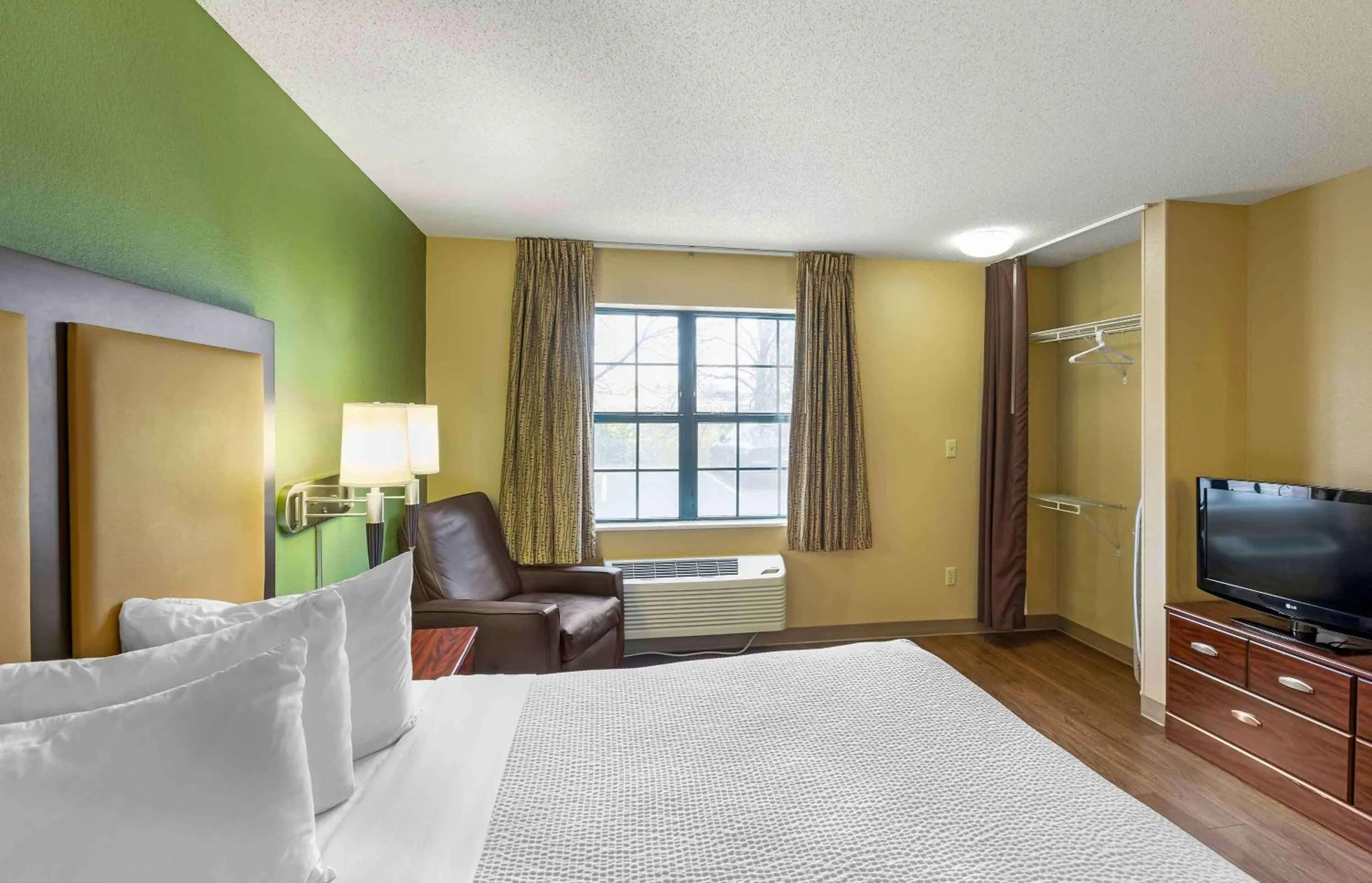 Bedroom, Bed in Extended Stay America Select Suites - Milwaukee - Waukesha