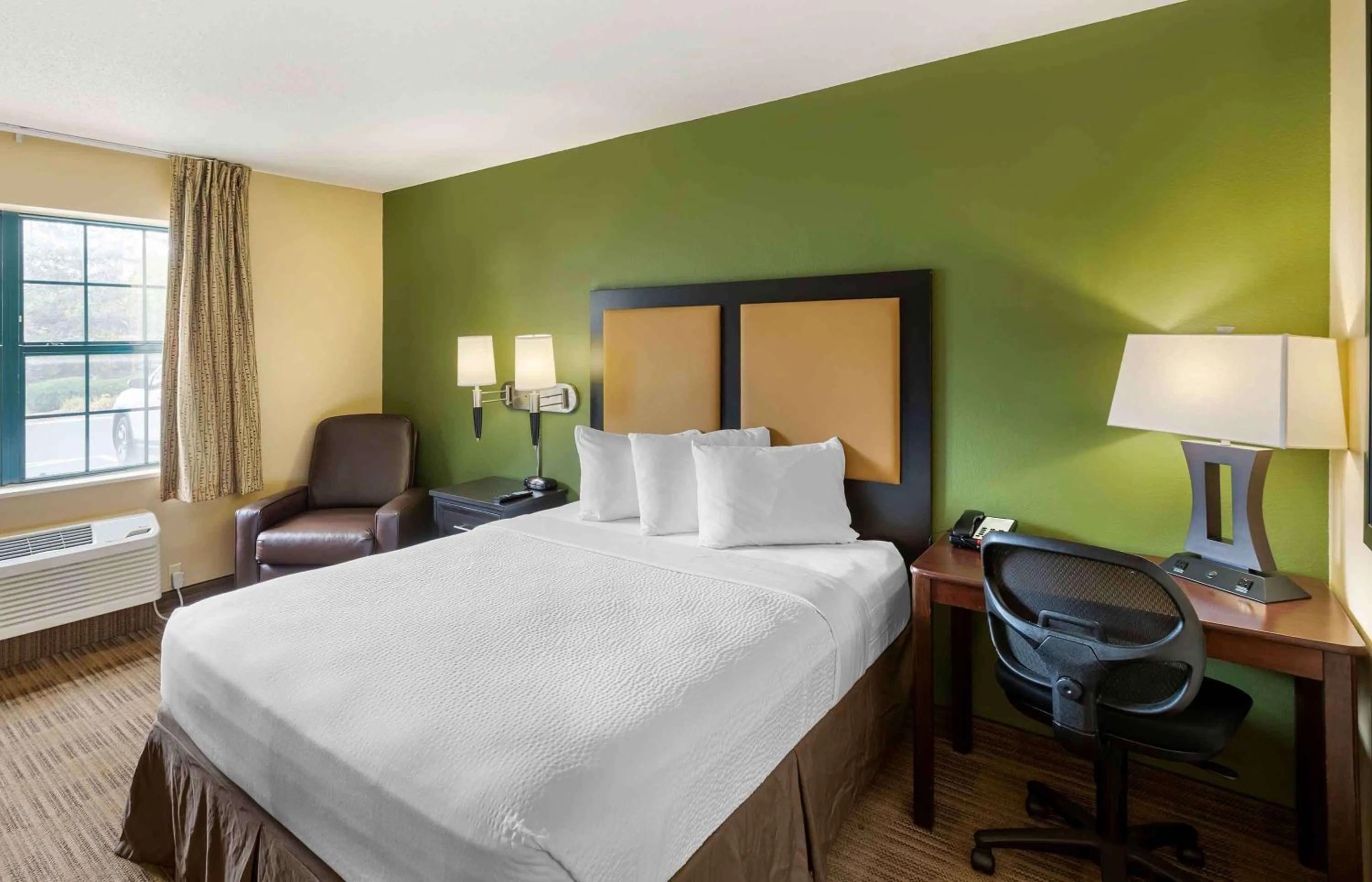 Bedroom, Bed in Extended Stay America Select Suites - Milwaukee - Waukesha