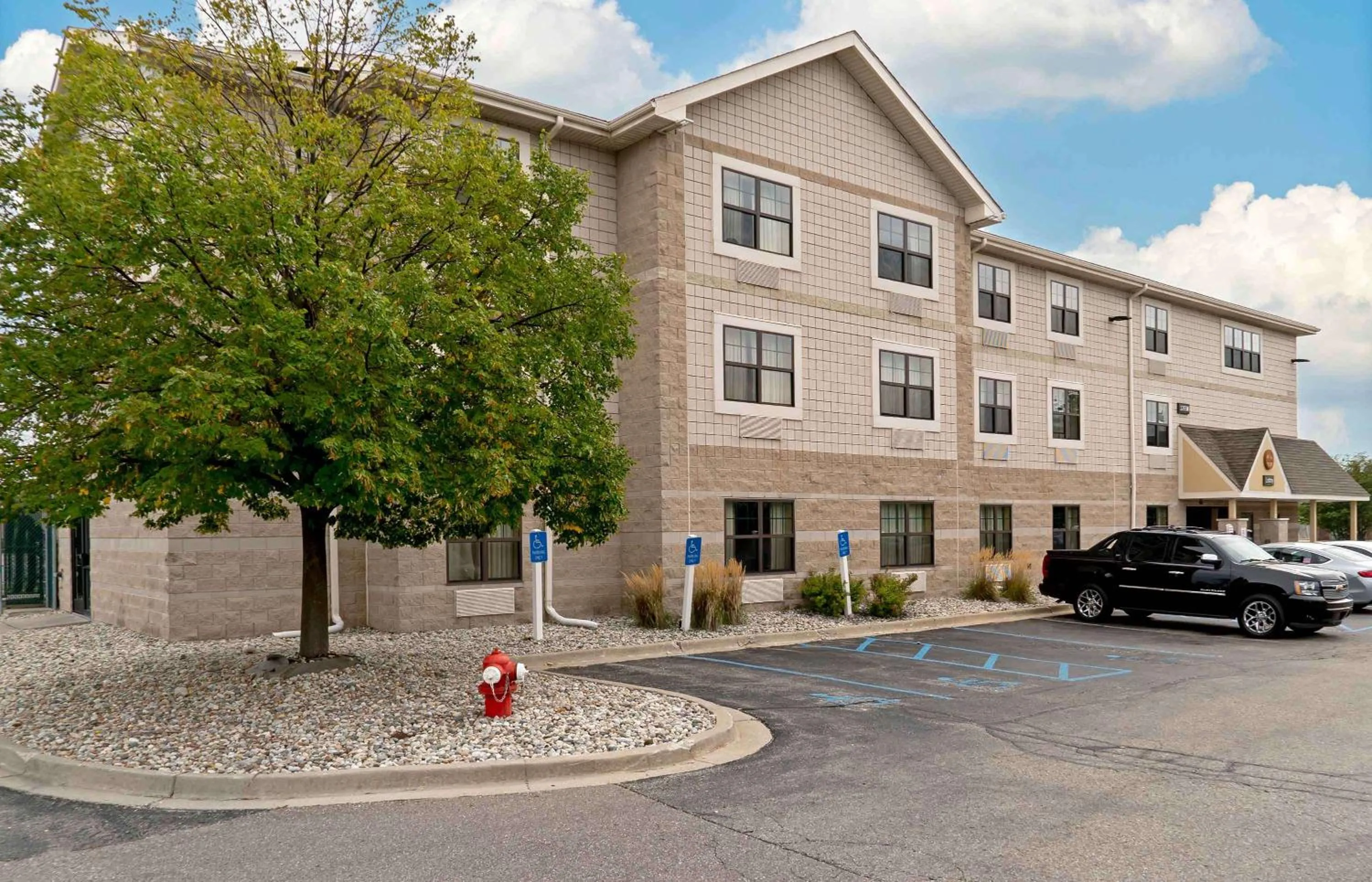 Property building in Extended Stay America Suites - Detroit - Madison Heights