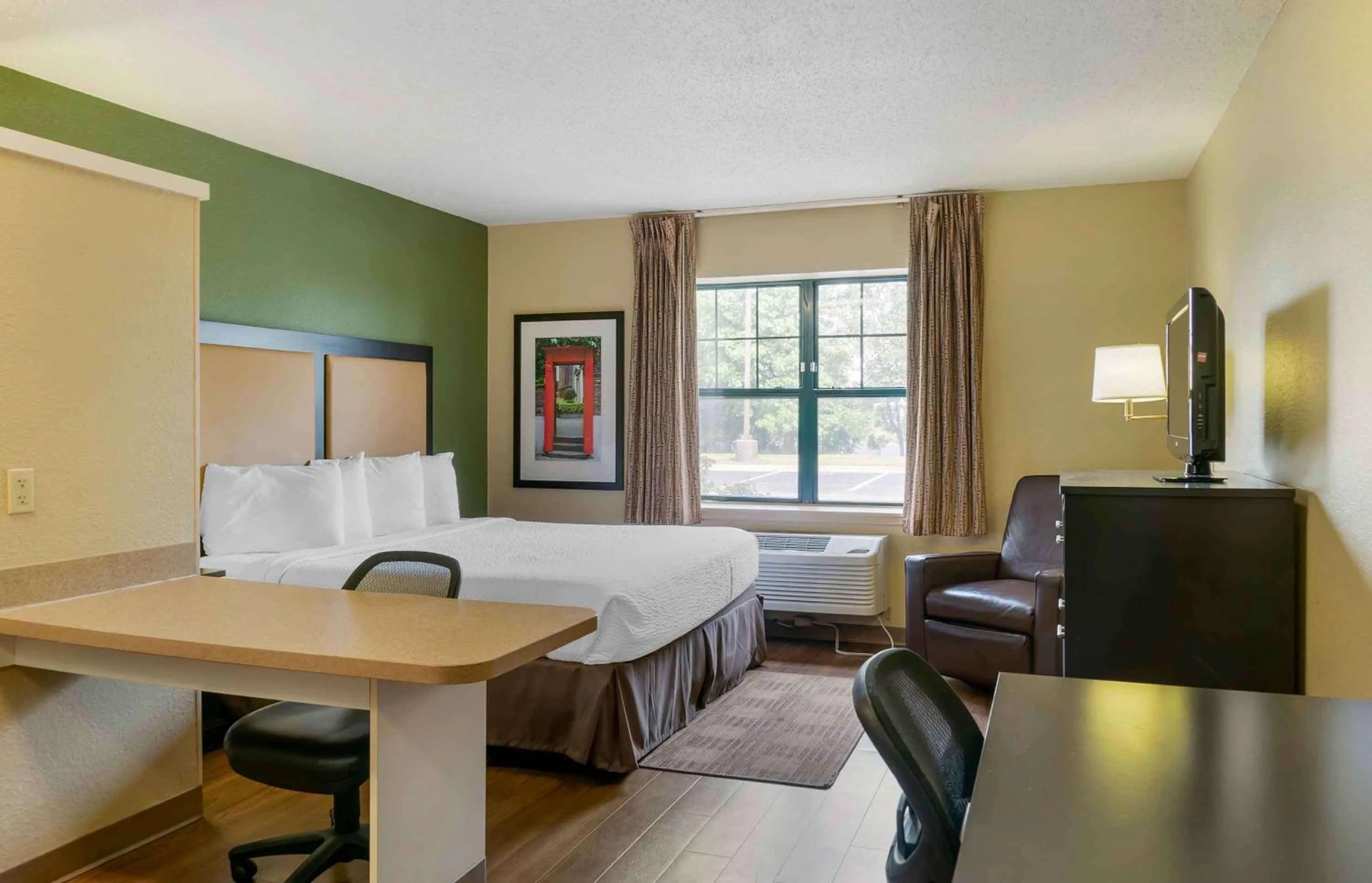 Bedroom, Bed in Extended Stay America Suites - Detroit - Madison Heights