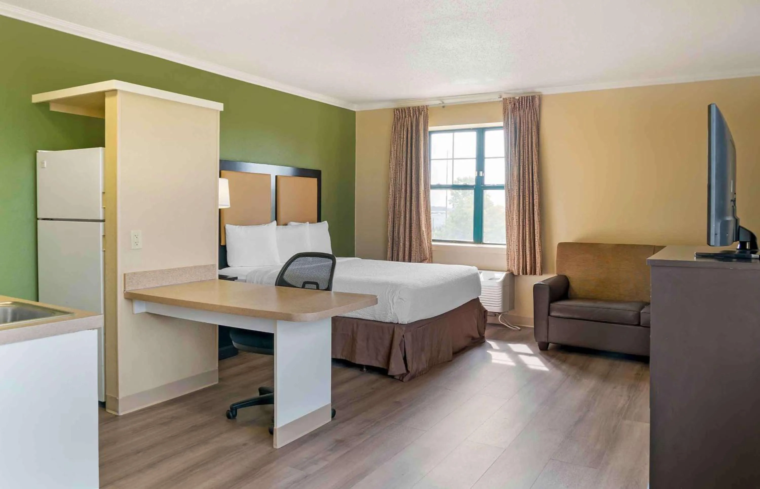 Bedroom, Bed in Extended Stay America Suites - Detroit - Madison Heights