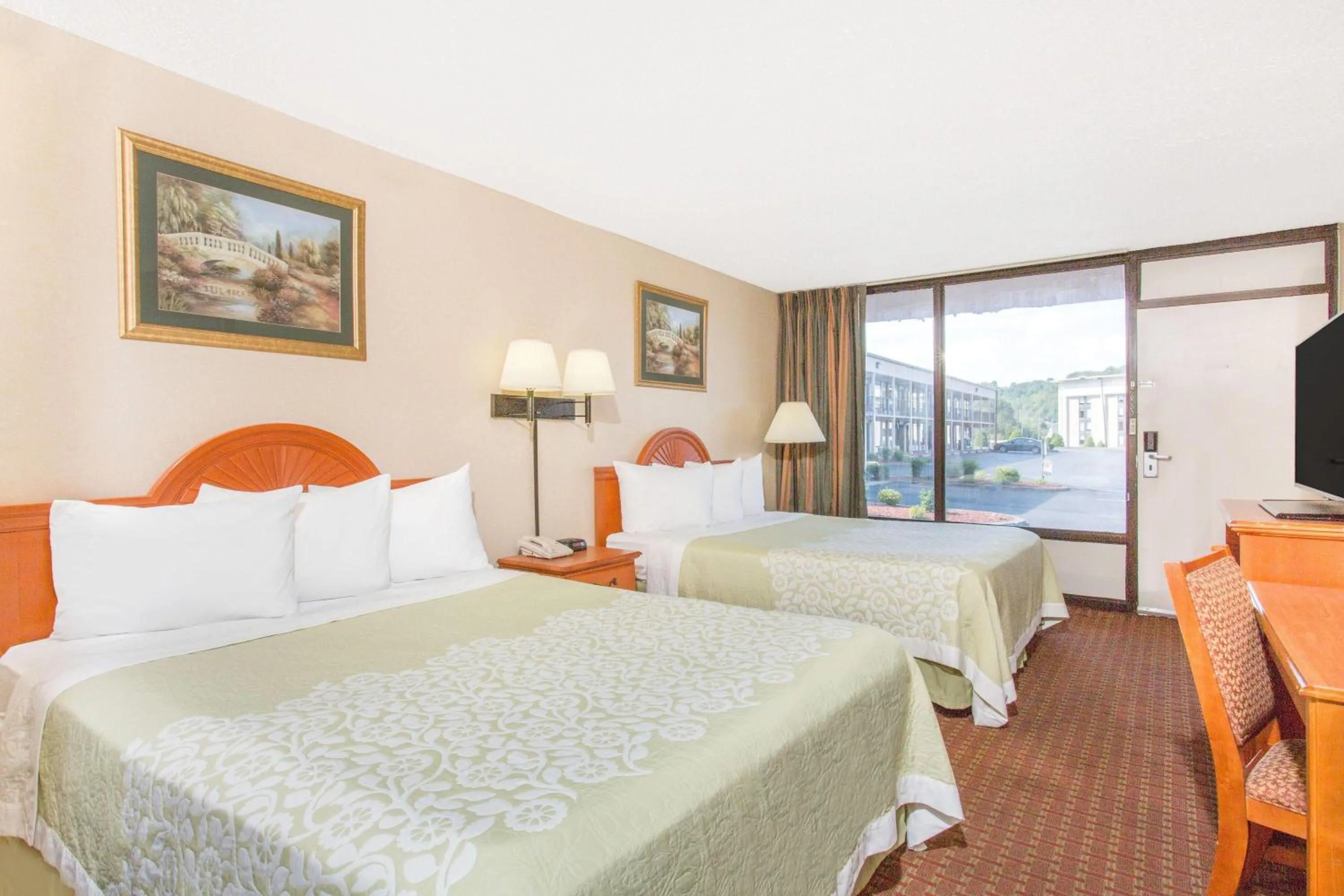 Photo of the whole room, Bed in Days Inn by Wyndham Princeton