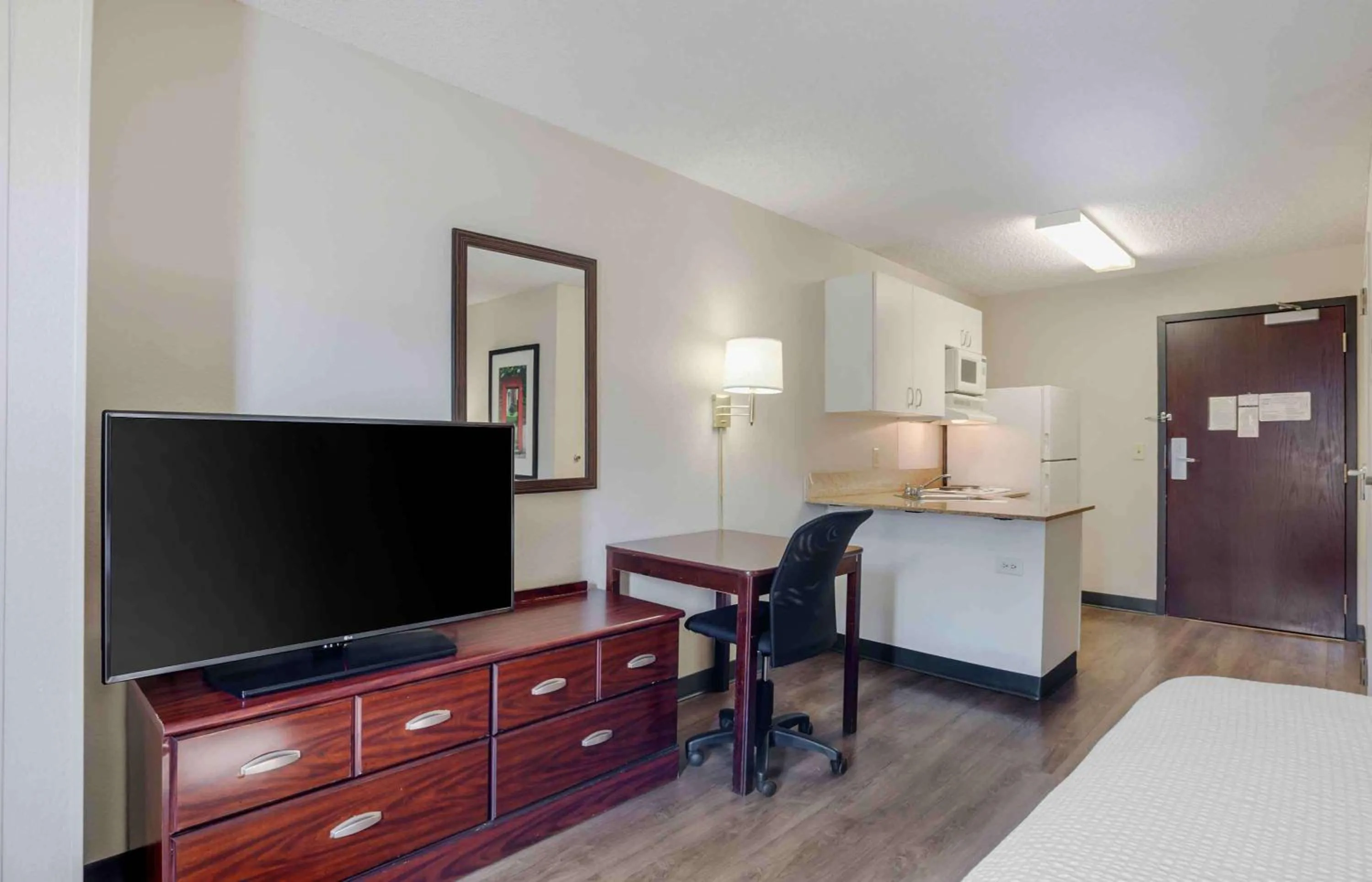 Bedroom, Bed in Extended Stay America Suites - Los Angeles - Torrance Blvd