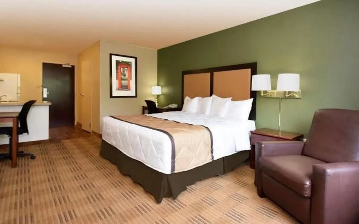 Bedroom, Bed in MainStay Suites Chicago Hillside