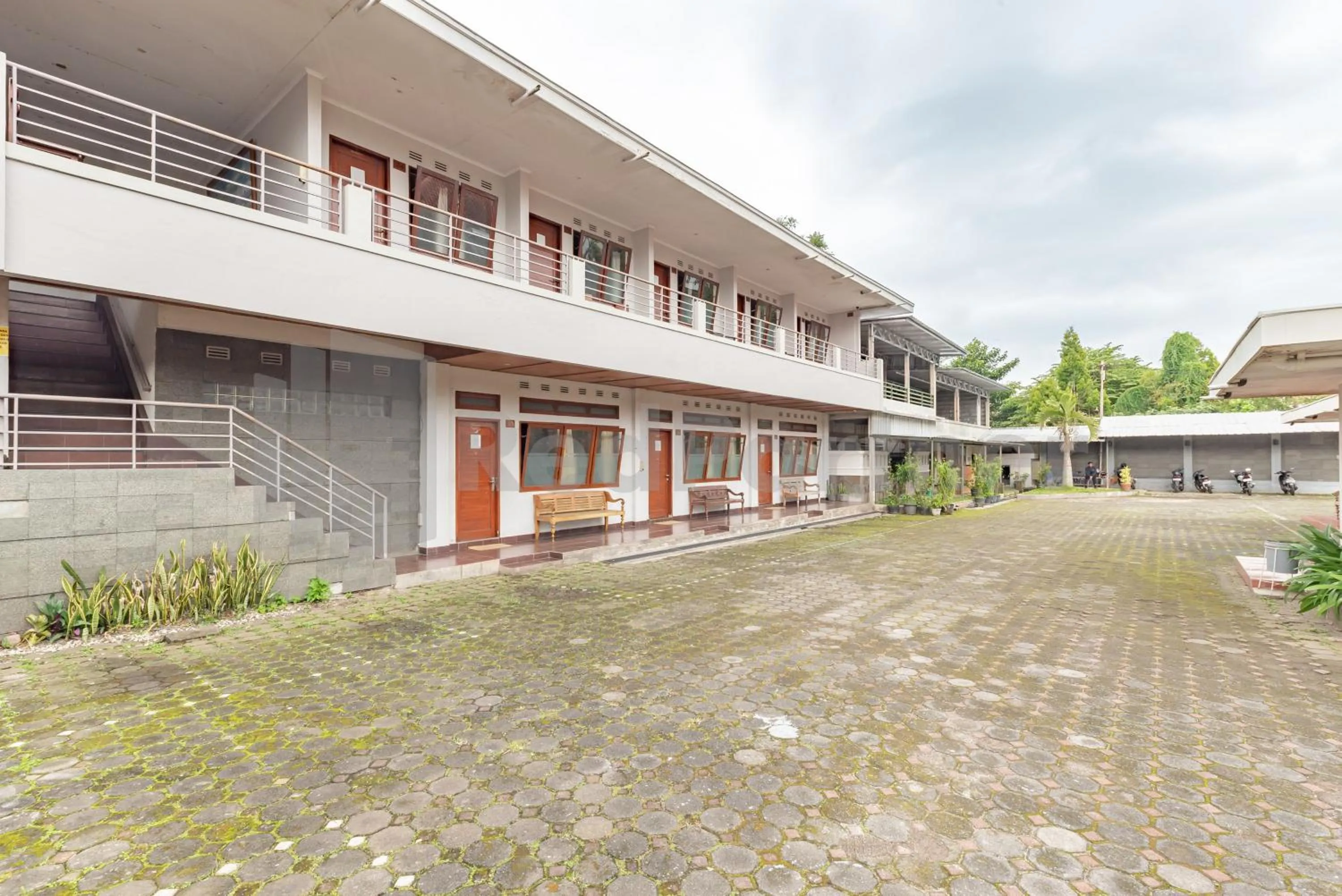 Facade/entrance in Yehezkiel Hotel Lembang Mitra RedDoorz