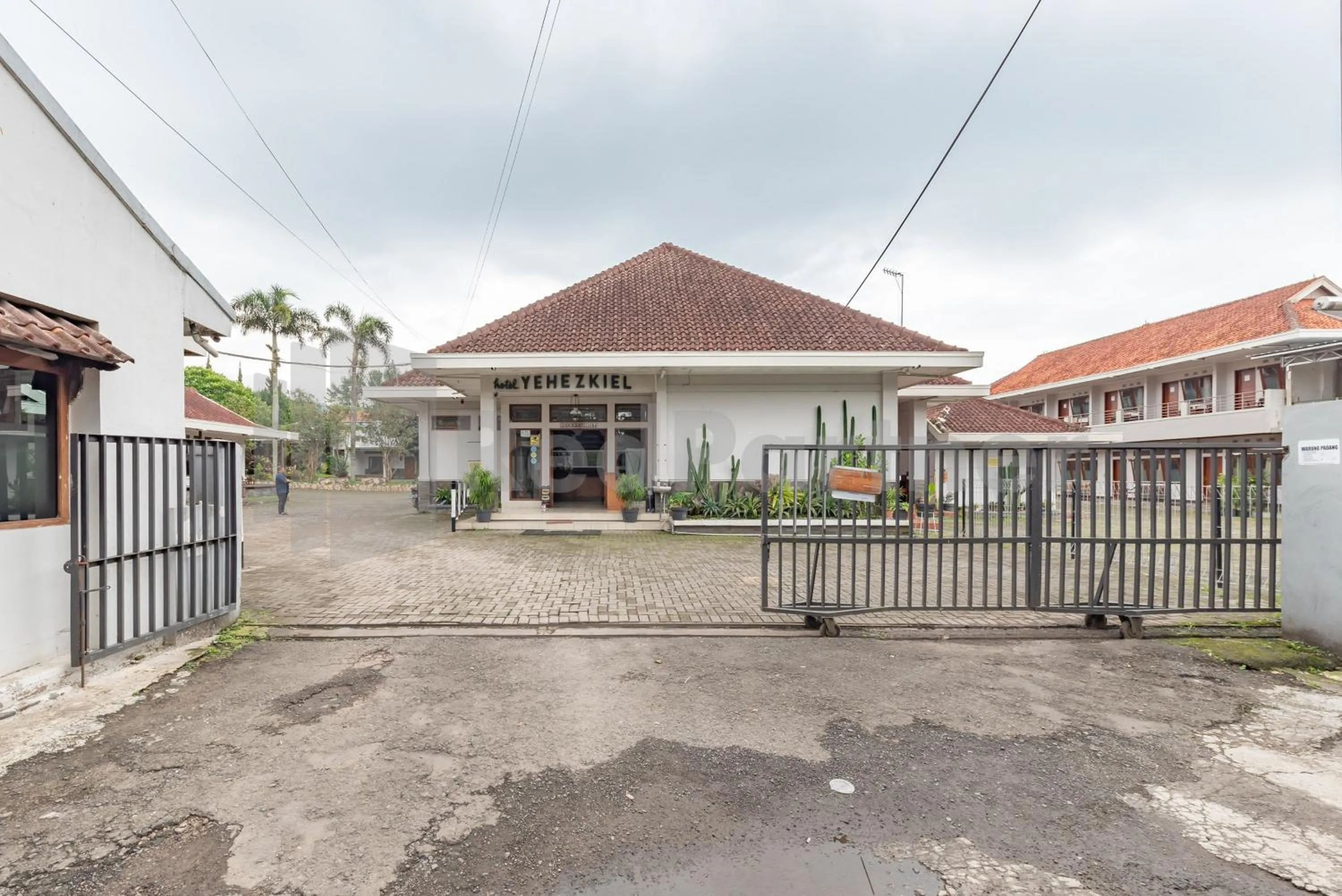 Facade/entrance in Yehezkiel Hotel Lembang Mitra RedDoorz