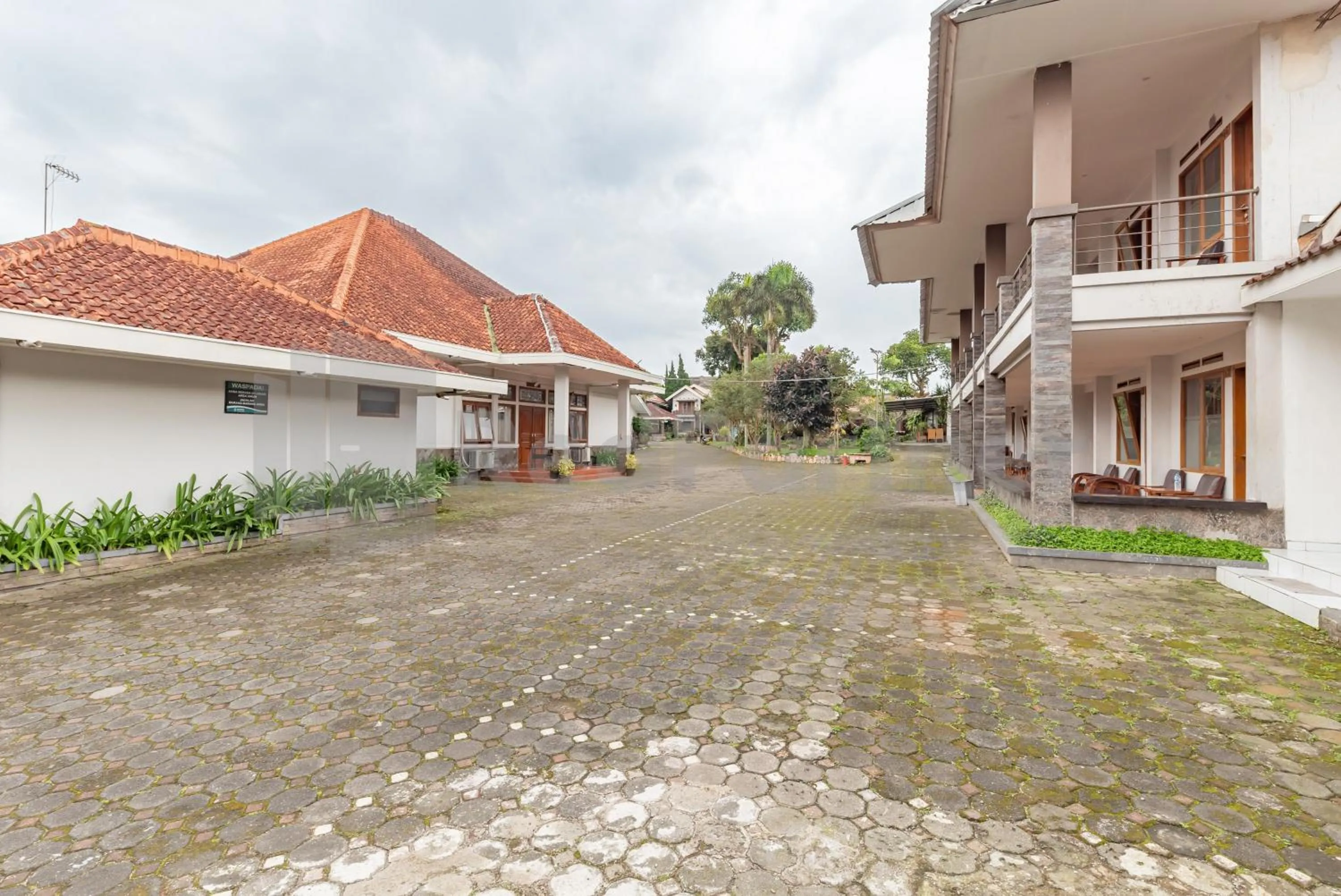 Facade/entrance in Yehezkiel Hotel Lembang Mitra RedDoorz