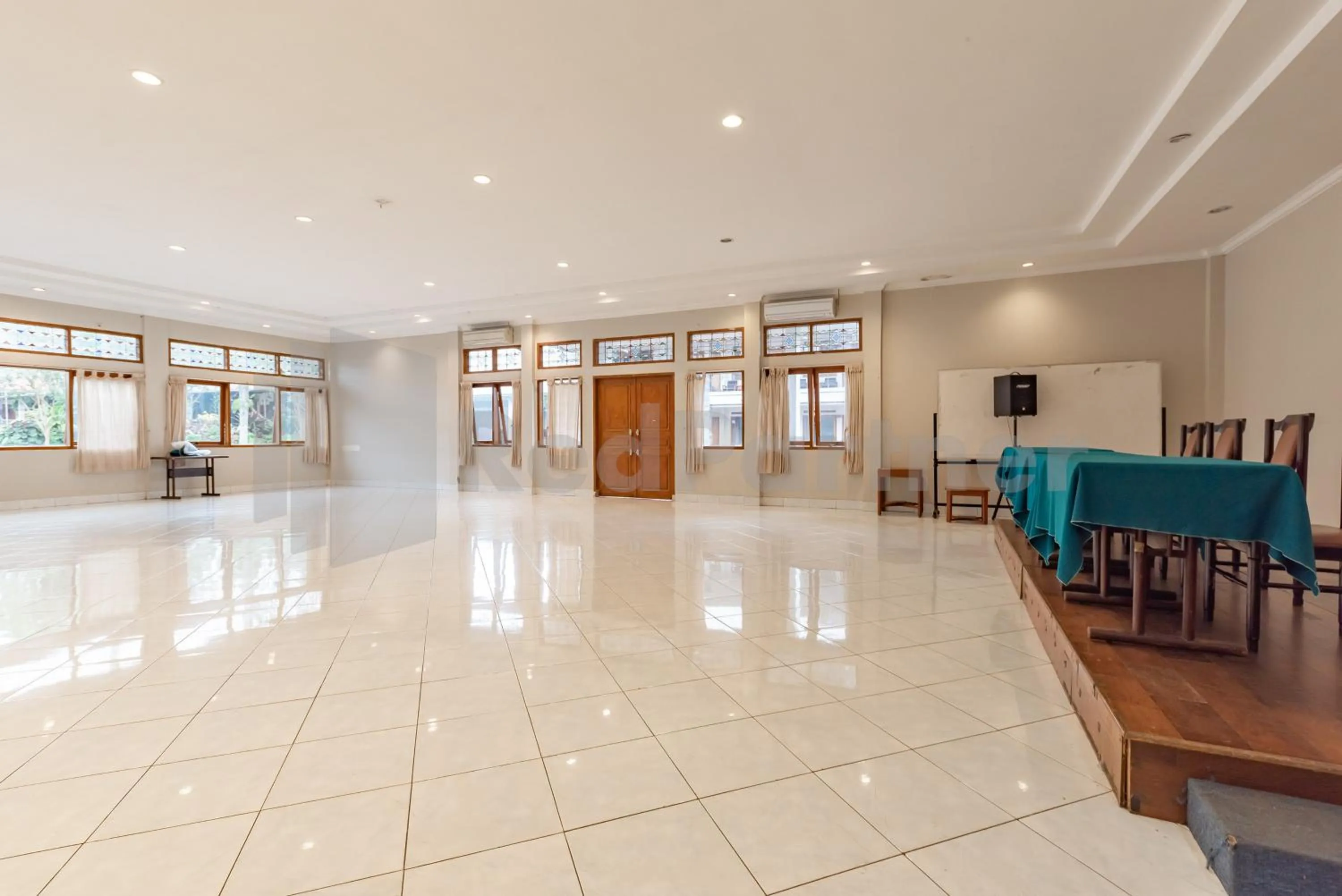 Meeting/conference room in Yehezkiel Hotel Lembang Mitra RedDoorz