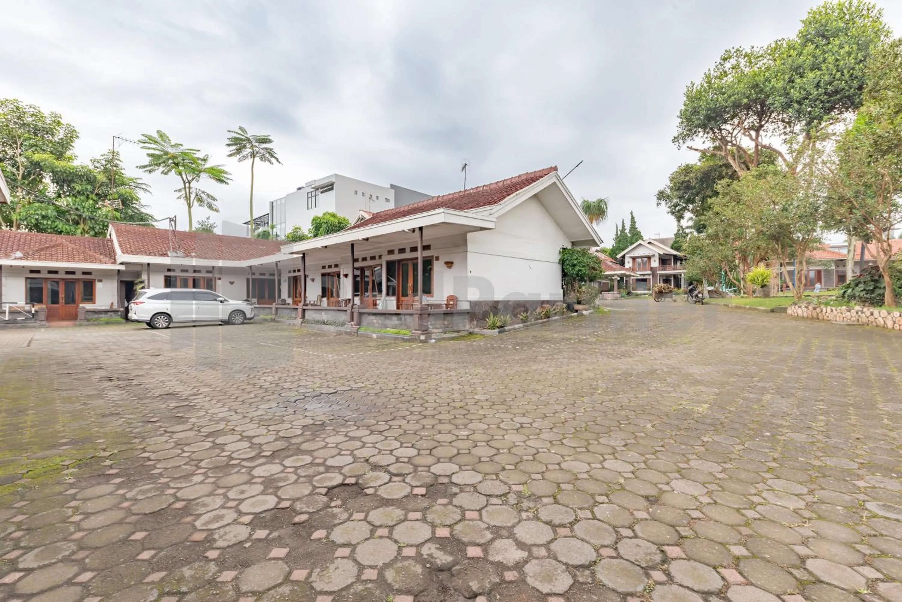 Parking in Yehezkiel Hotel Lembang Mitra RedDoorz