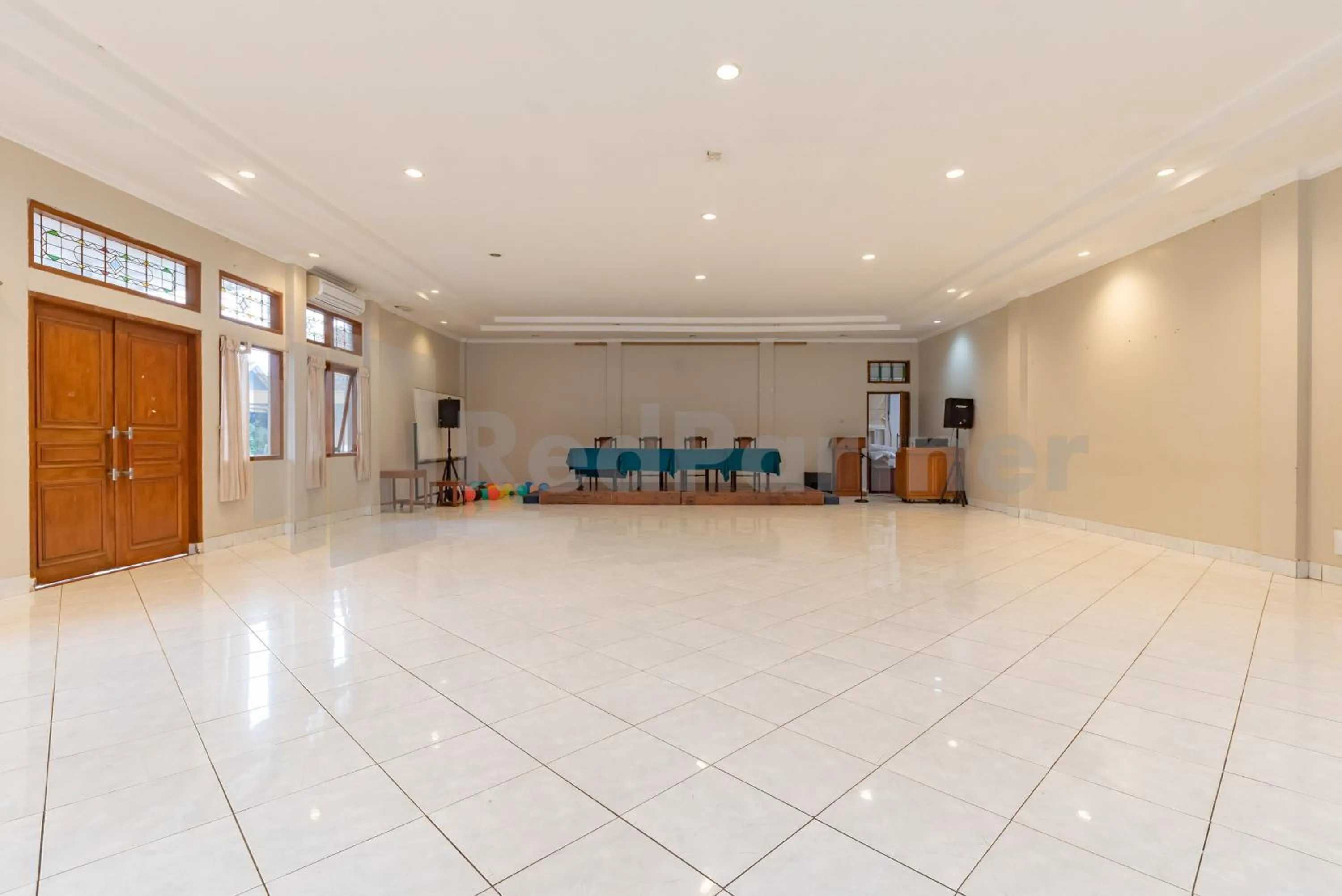 Meeting/conference room in Yehezkiel Hotel Lembang Mitra RedDoorz