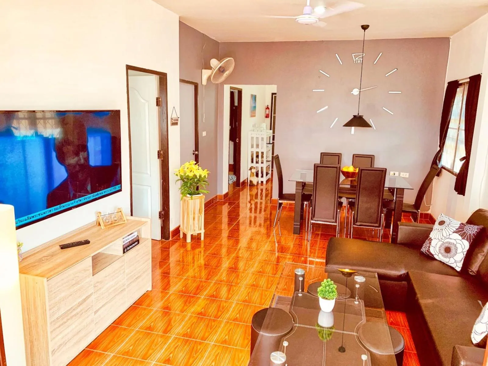 Communal lounge/ TV room in Thai Orange Villas