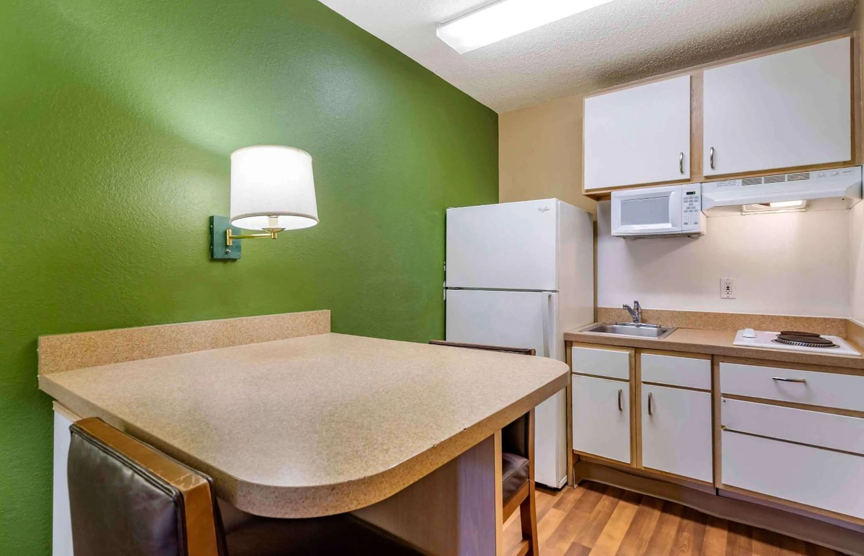 Kitchen or kitchenette in Extended Stay America Select Suites - Tampa - North Airport