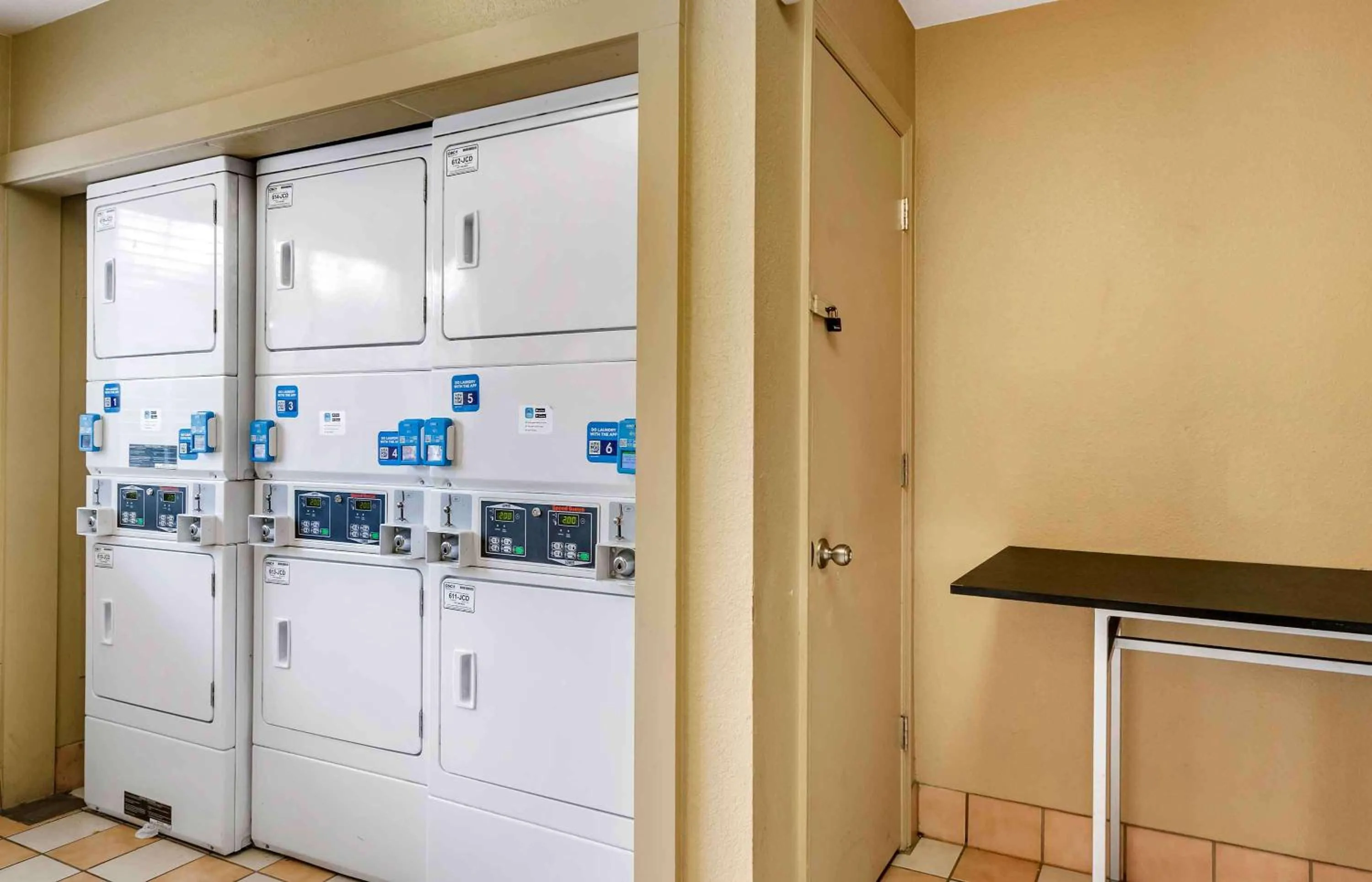 Property building in Extended Stay America Select Suites - Tampa - North Airport