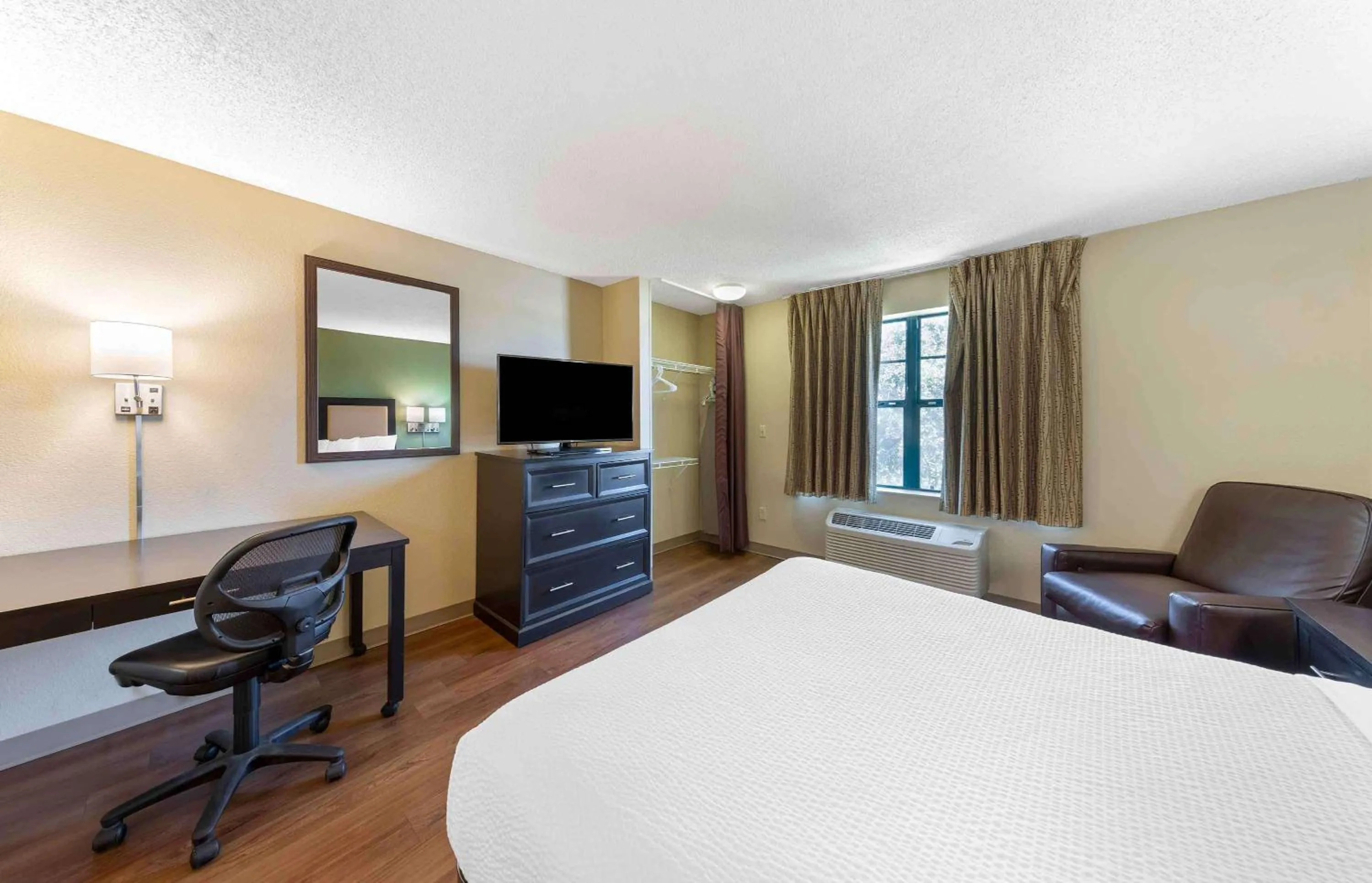Bedroom, Bed in Extended Stay America Select Suites - Tampa - North Airport