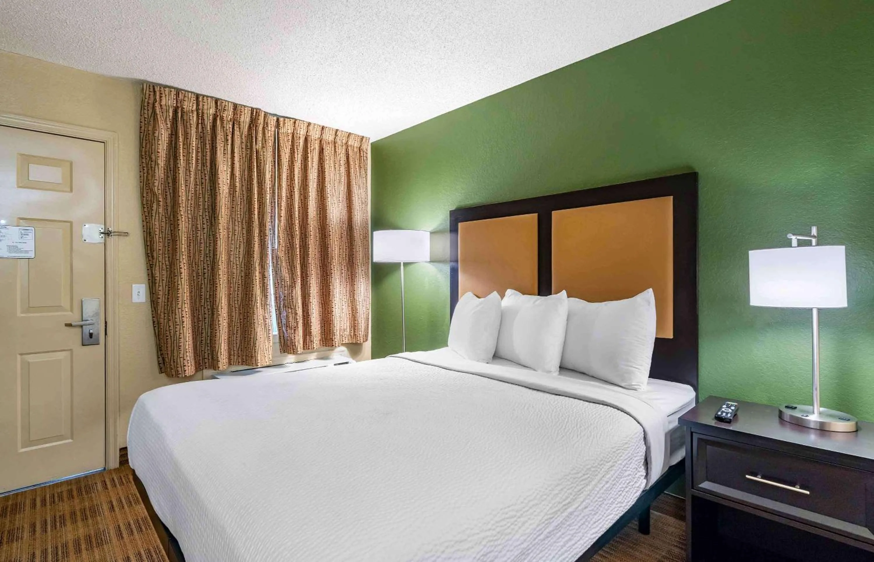 Bedroom, Bed in Extended Stay America Select Suites - Tampa - North Airport