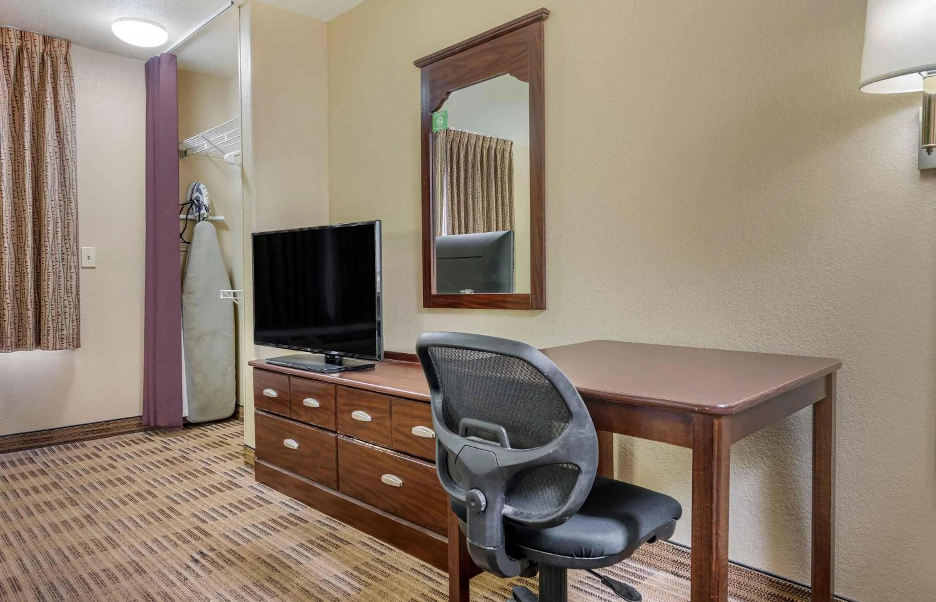 Bedroom in Extended Stay America Suites - St Louis - St Peters