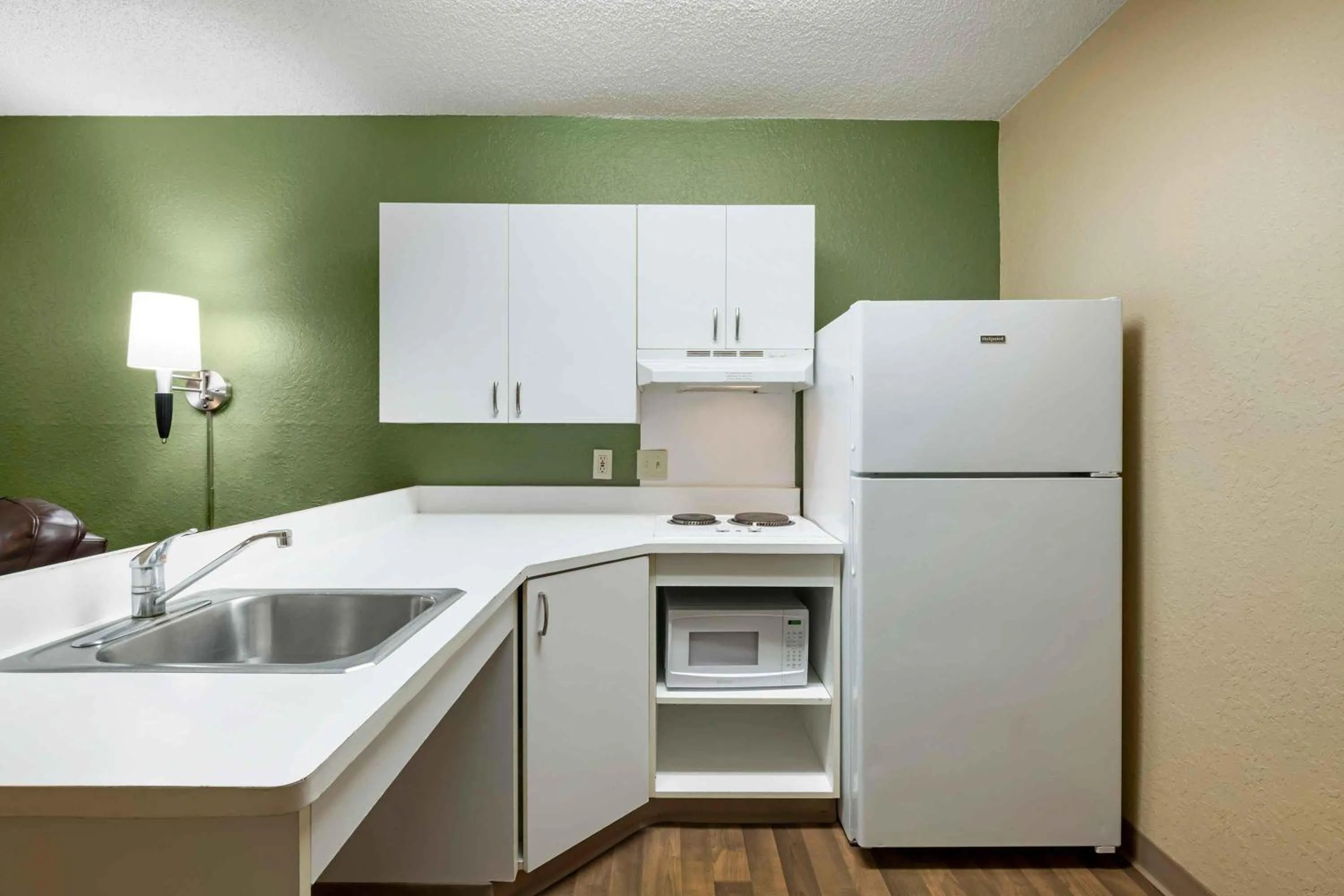 Kitchen or kitchenette in Extended Stay America Select Suites - Jacksonville - Lenoir Avenue East