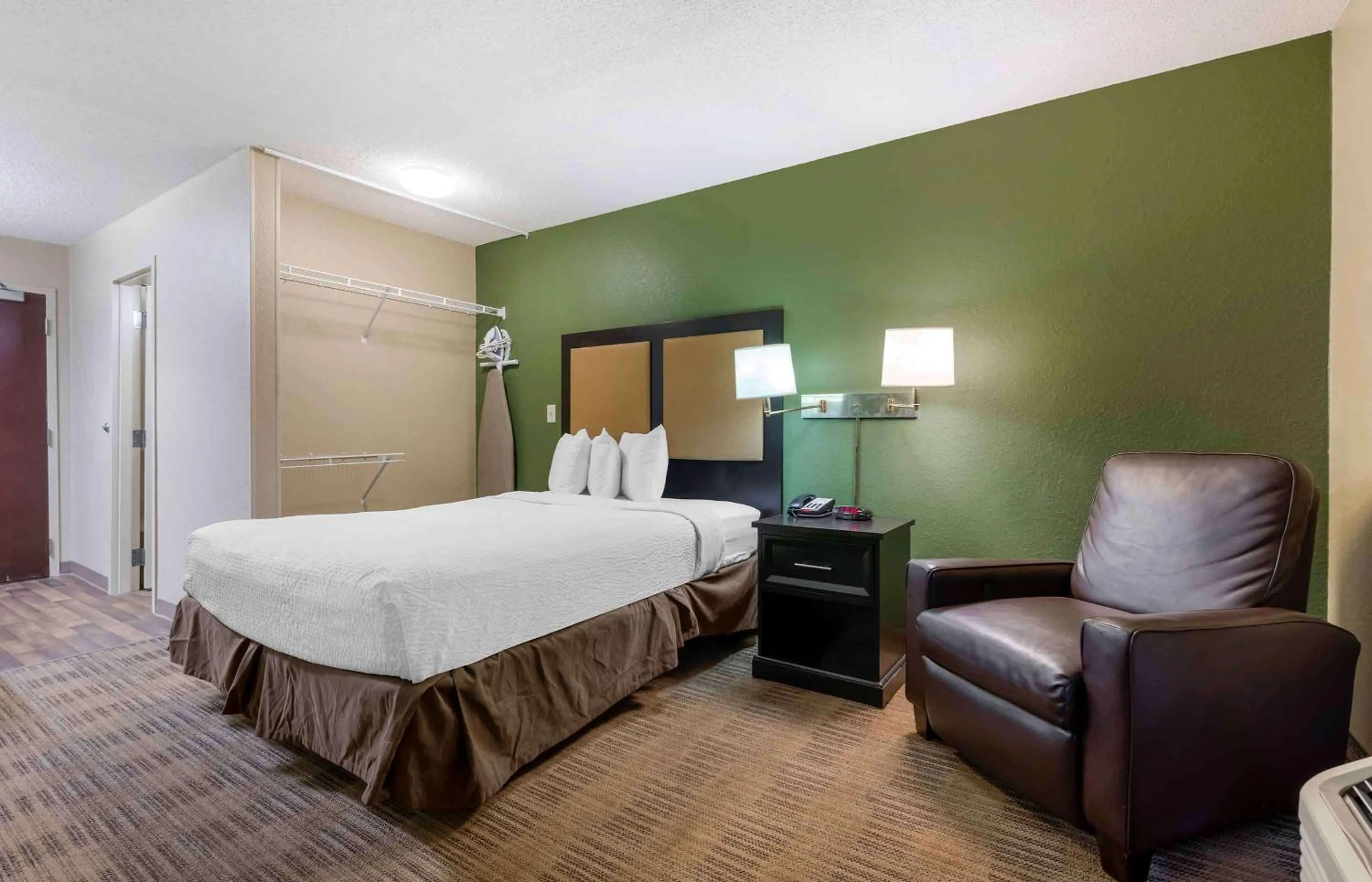 Bedroom, Bed in Extended Stay America Select Suites - Jacksonville - Lenoir Avenue East