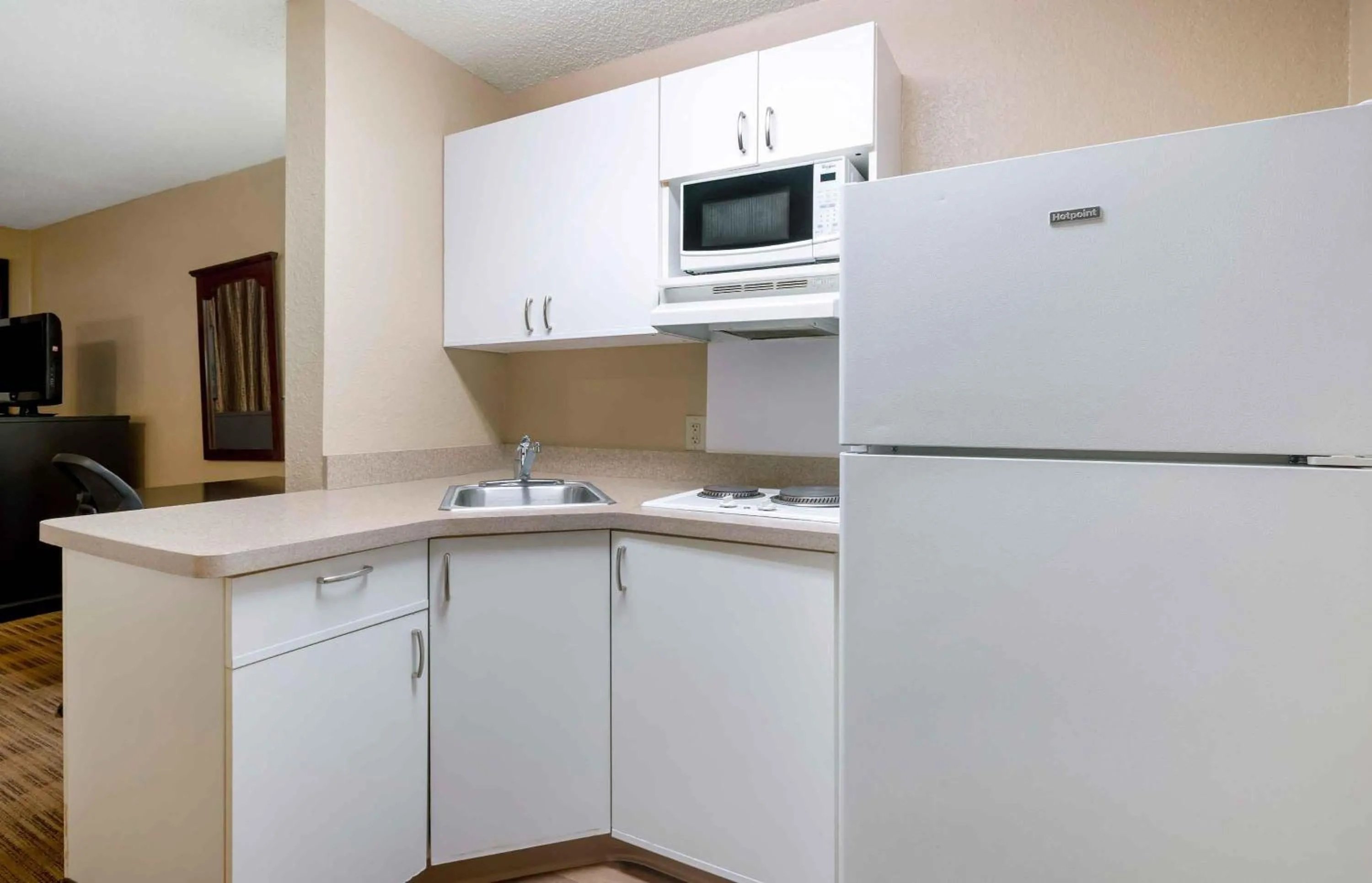 Kitchen or kitchenette in Extended Stay America Select Suites - Jacksonville - Lenoir Avenue East