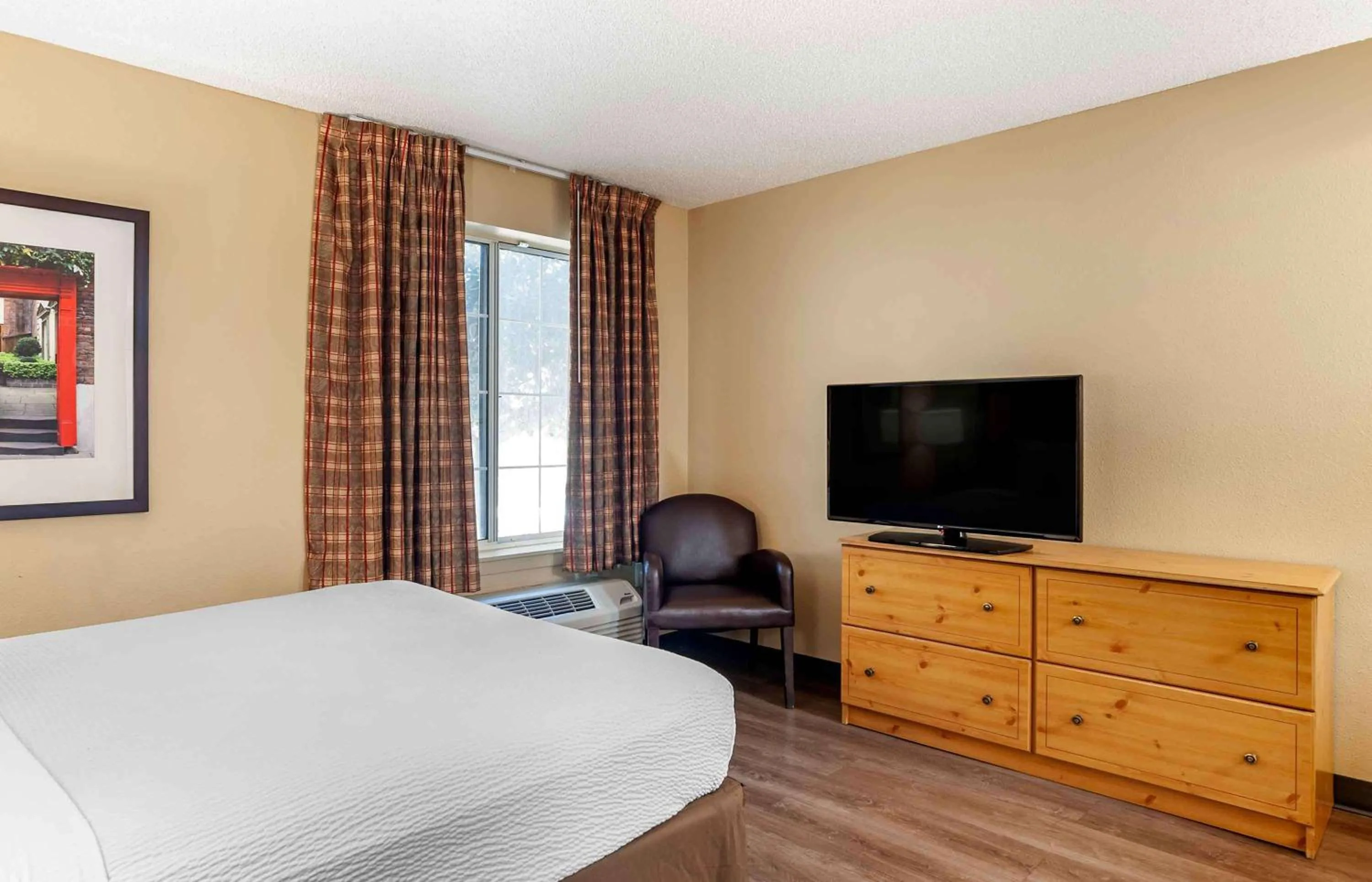 Bedroom, Bed in Extended Stay America Suites - Los Angeles - Monrovia