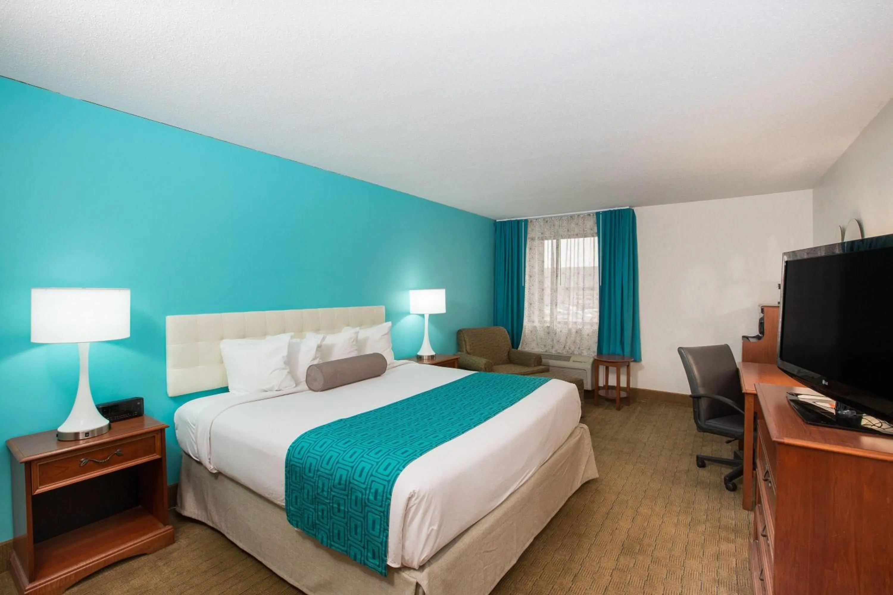 Photo of the whole room, Bed in Howard Johnson by Wyndham Evansville East