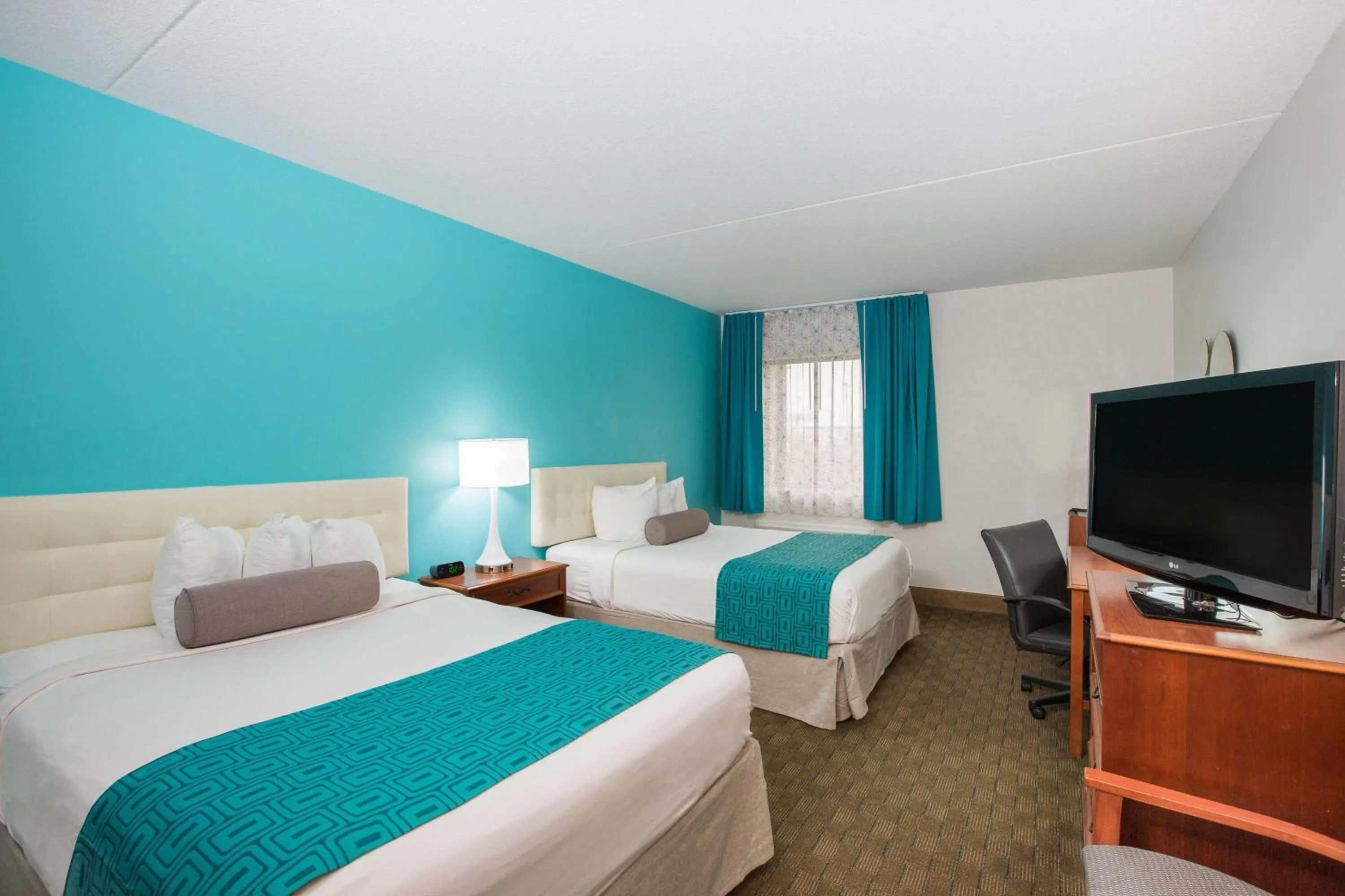 Photo of the whole room, Bed in Howard Johnson by Wyndham Evansville East