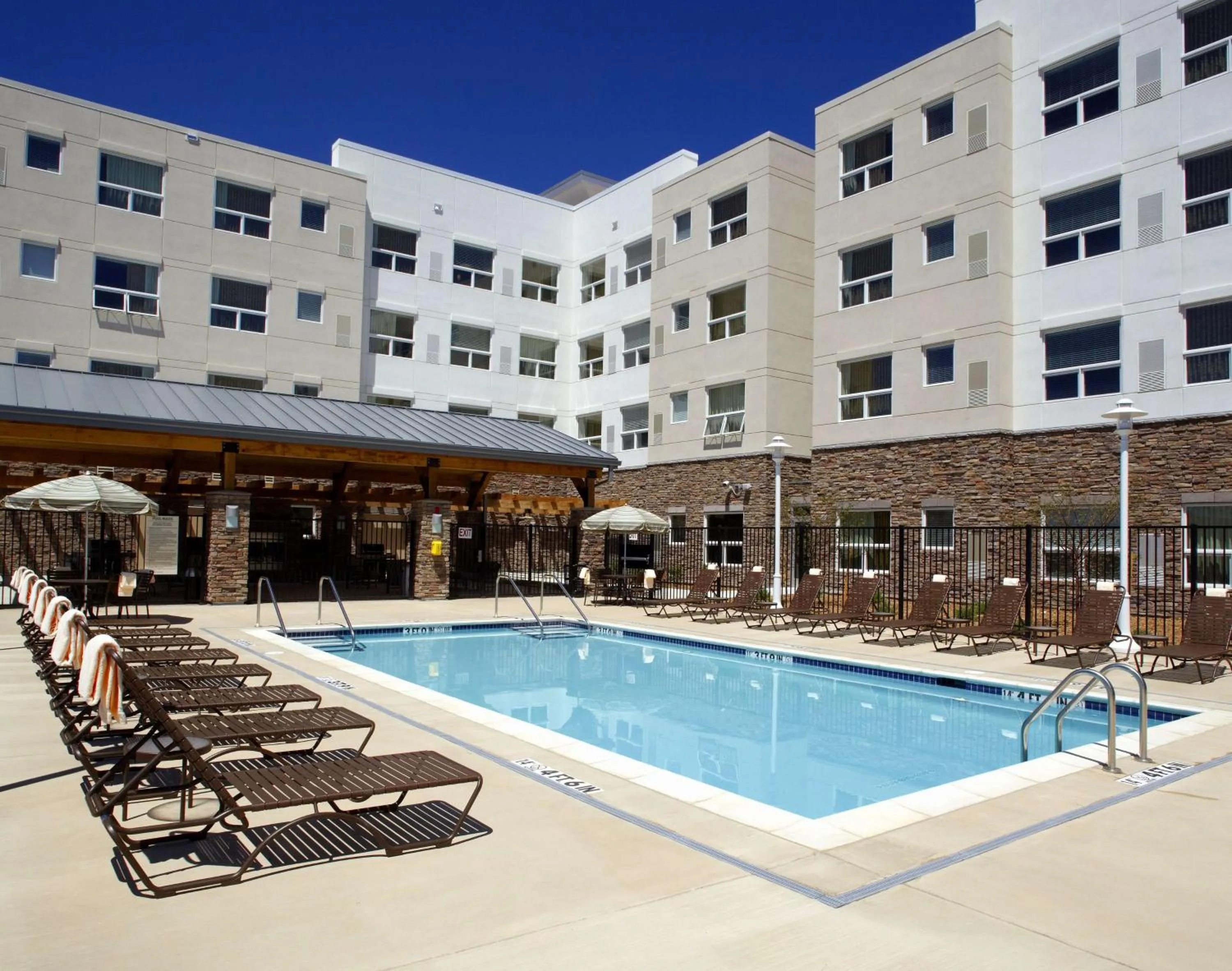 Swimming pool in Hyatt House Boulder/Broomfield