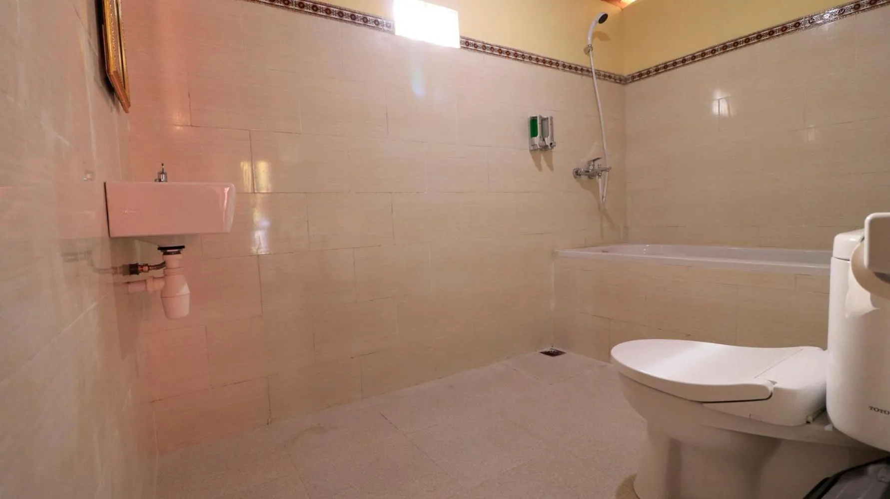 Shower in Sukawati Inn at Crystal Bay