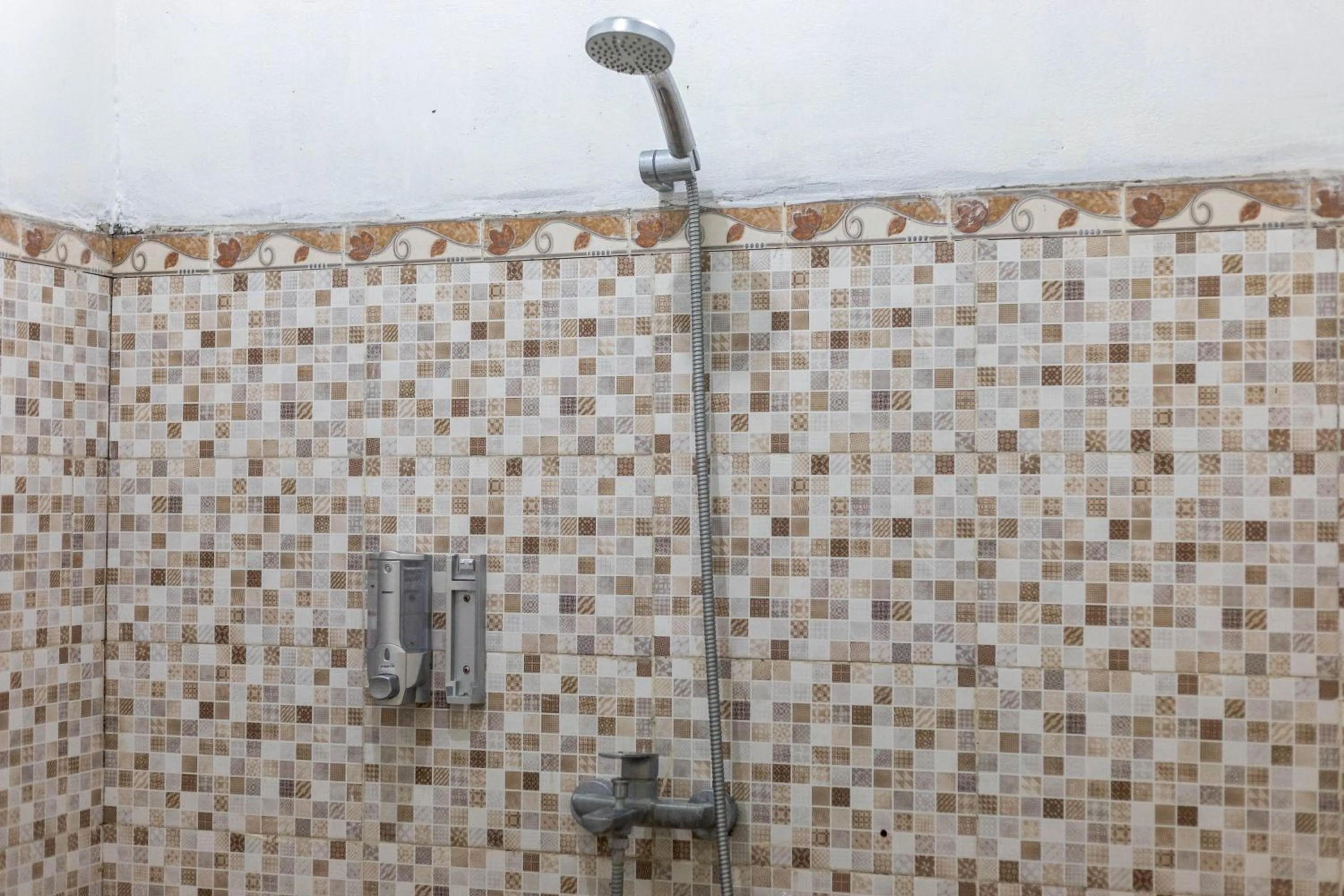 Shower in Sukawati Inn at Crystal Bay