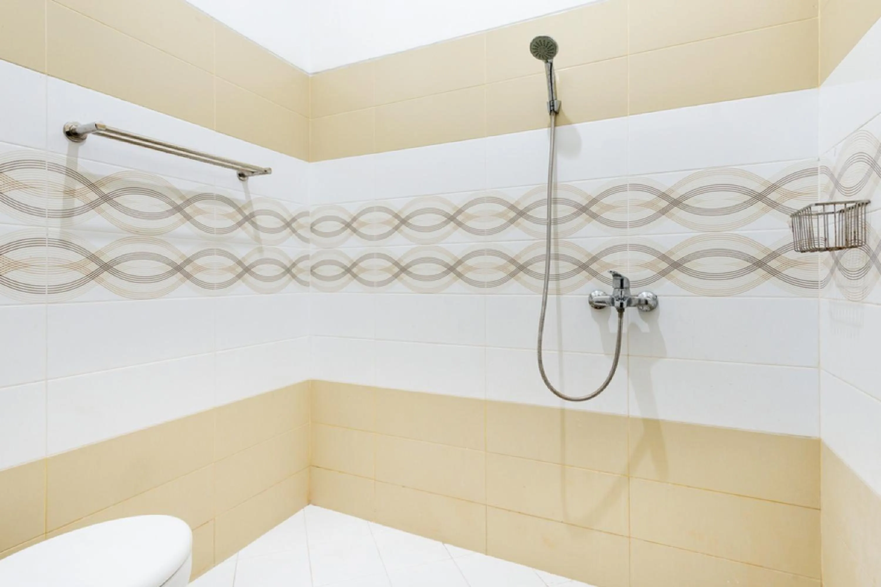 Bathroom in RedDoorz Syariah @ Ketintang Surabaya