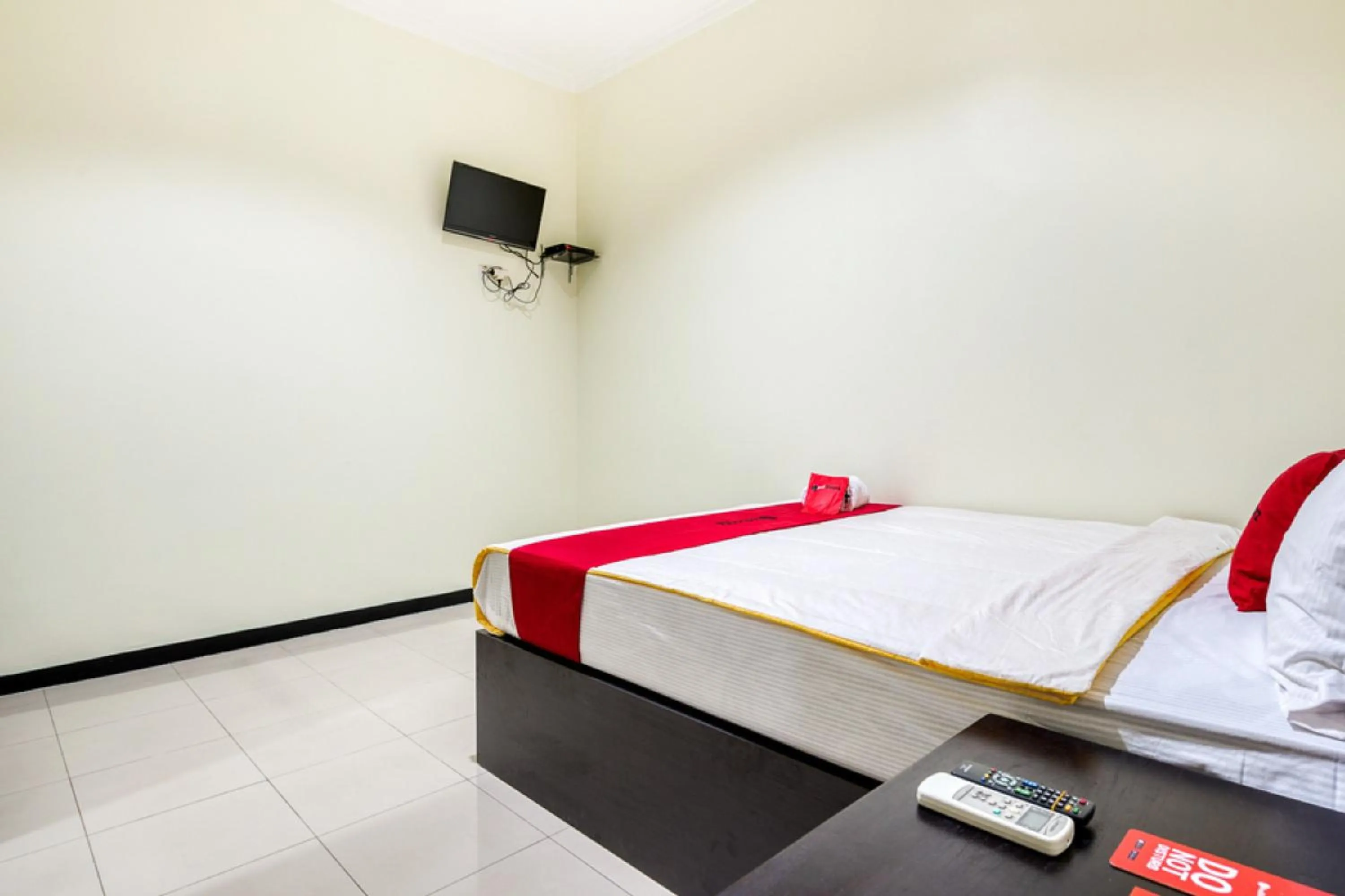 Bedroom, Bed in RedDoorz Syariah @ Ketintang Surabaya