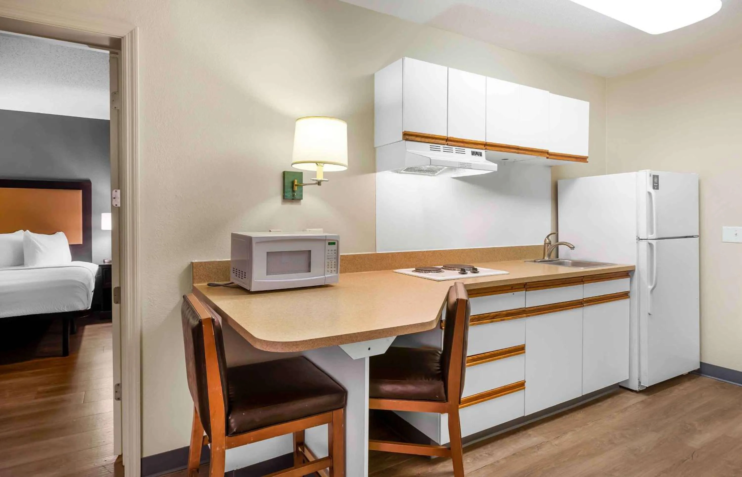 Kitchen or kitchenette, Bed in Extended Stay America Suites - North Chesterfield - Arboretum